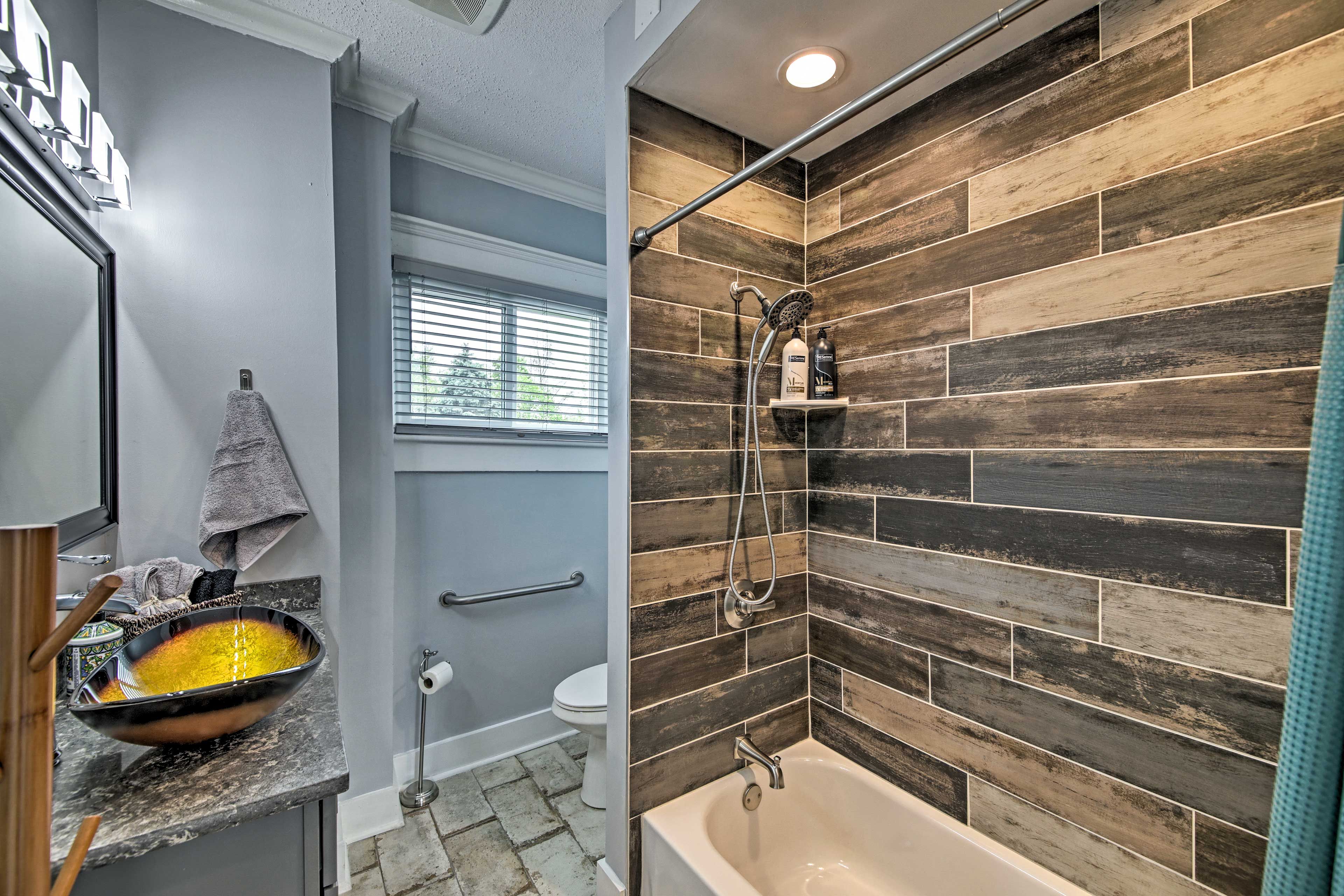 Full Bathroom | Towels Provided