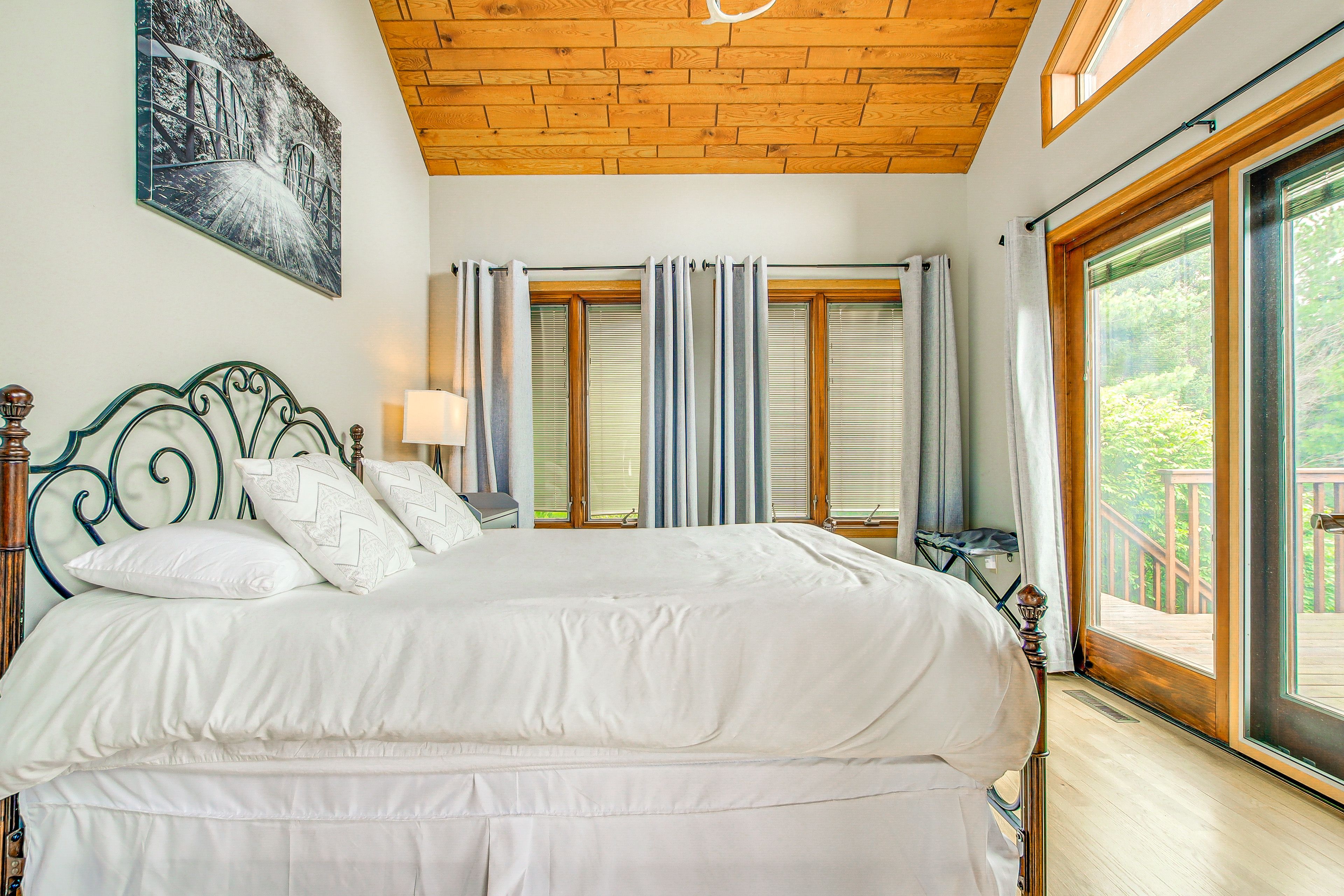 Bedroom 1 | Queen Bed | Main Floor