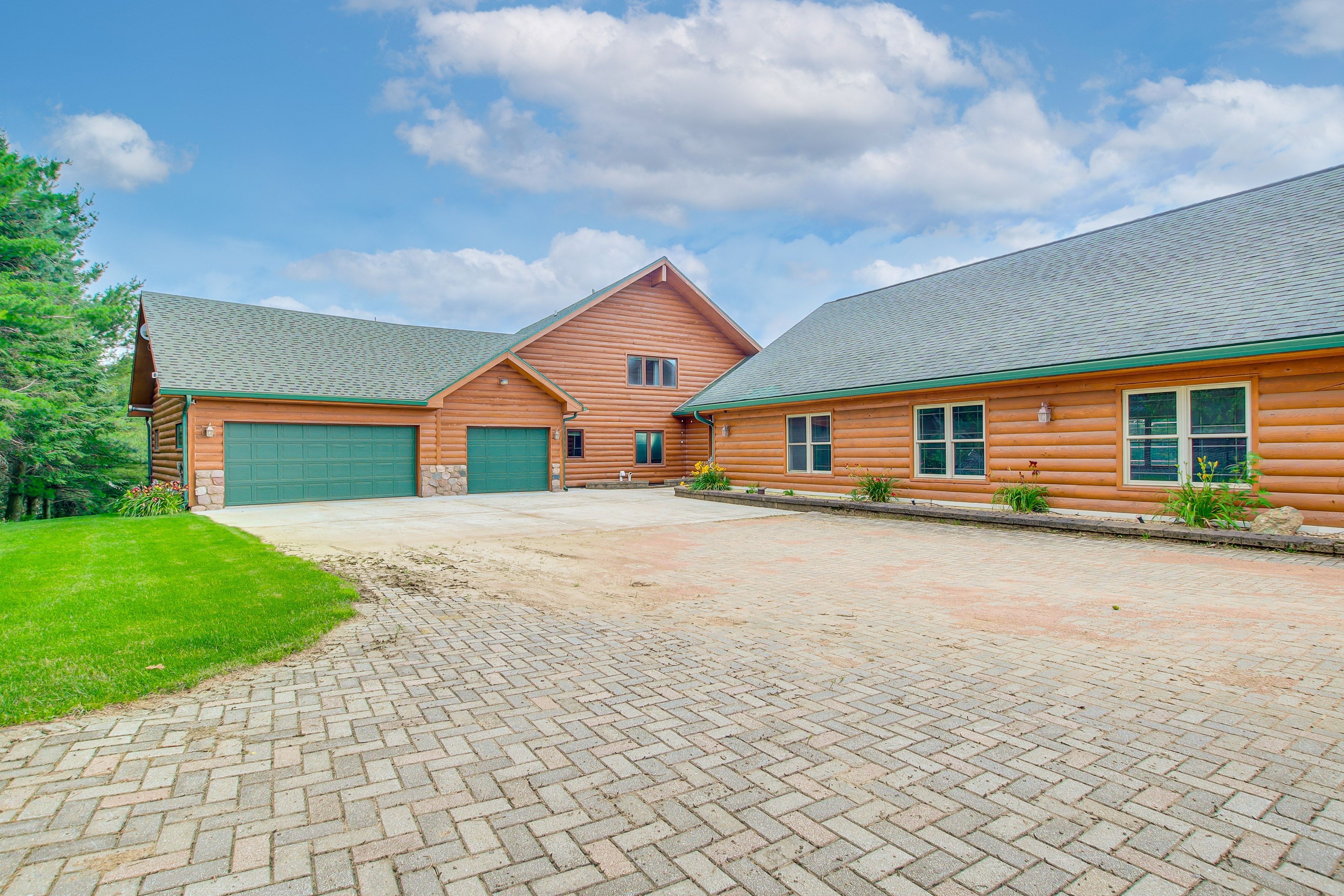 Parking | Garage (2 Vehicles) | Driveway (5 Vehicles) | RV/Trailer Parking