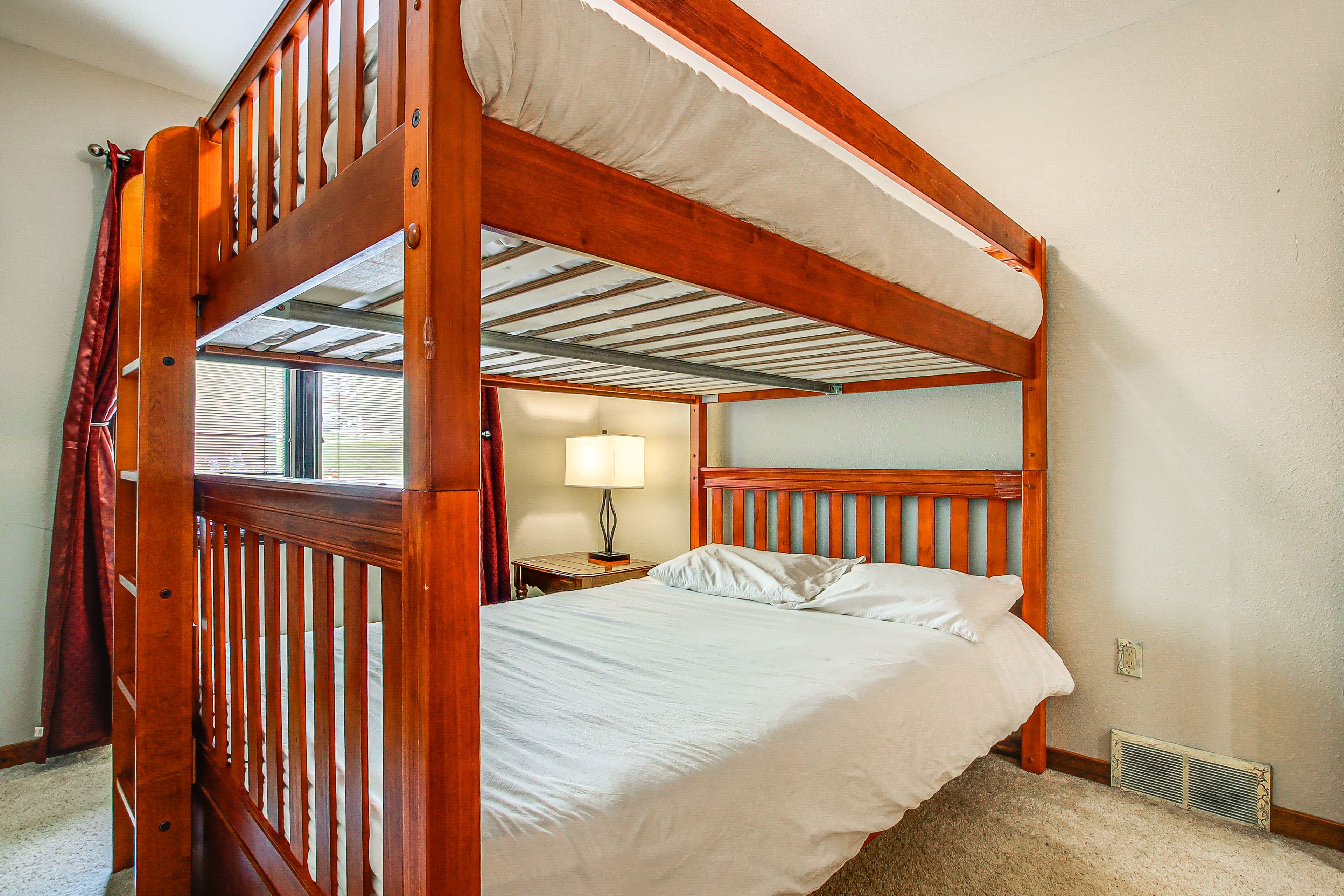 Bedroom 2 | Queen Bunk Bed | Main Floor