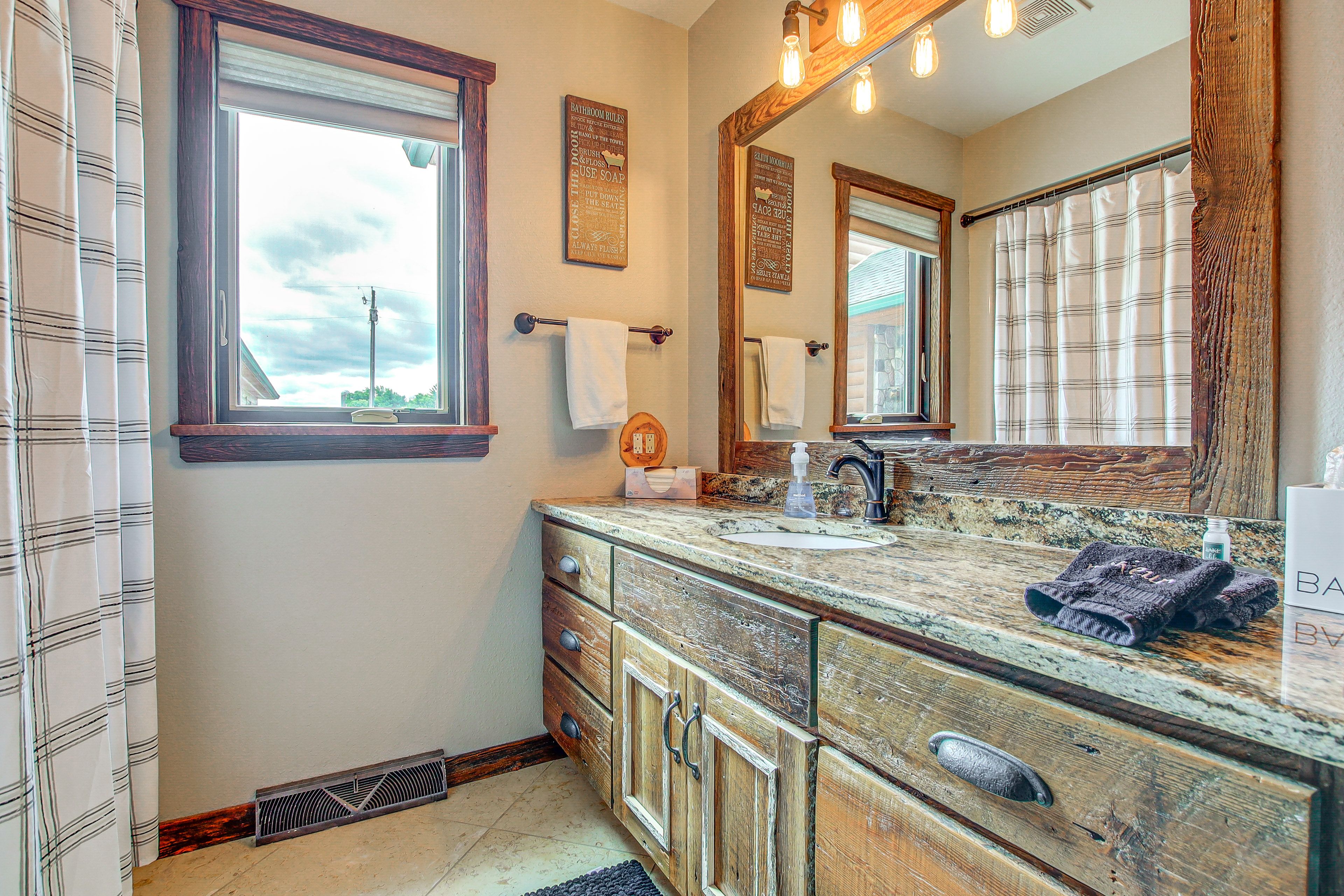 Full Bathroom | Towels Provided | Main Floor