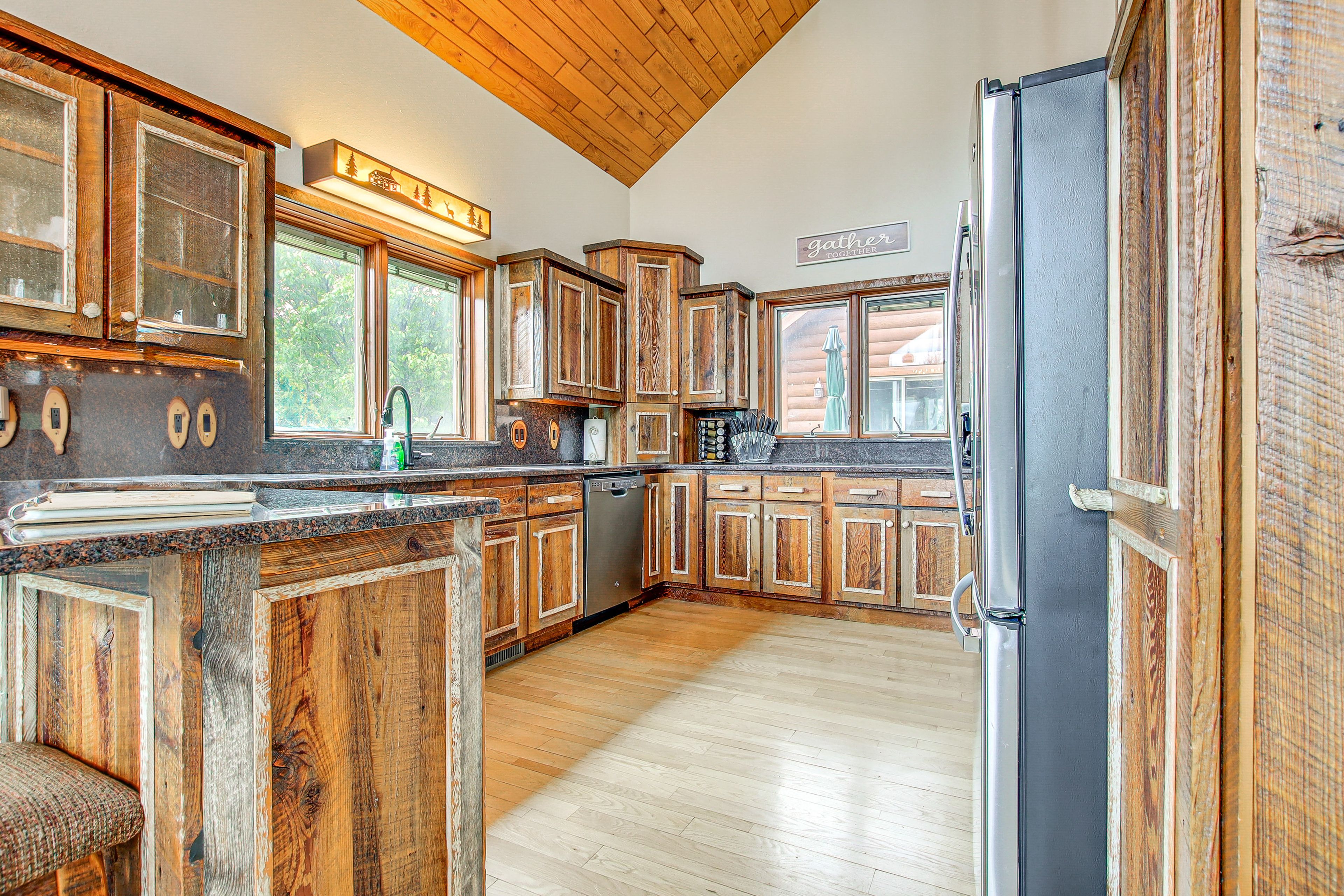 Kitchen | Stove/Oven | Microwave | Main Floor