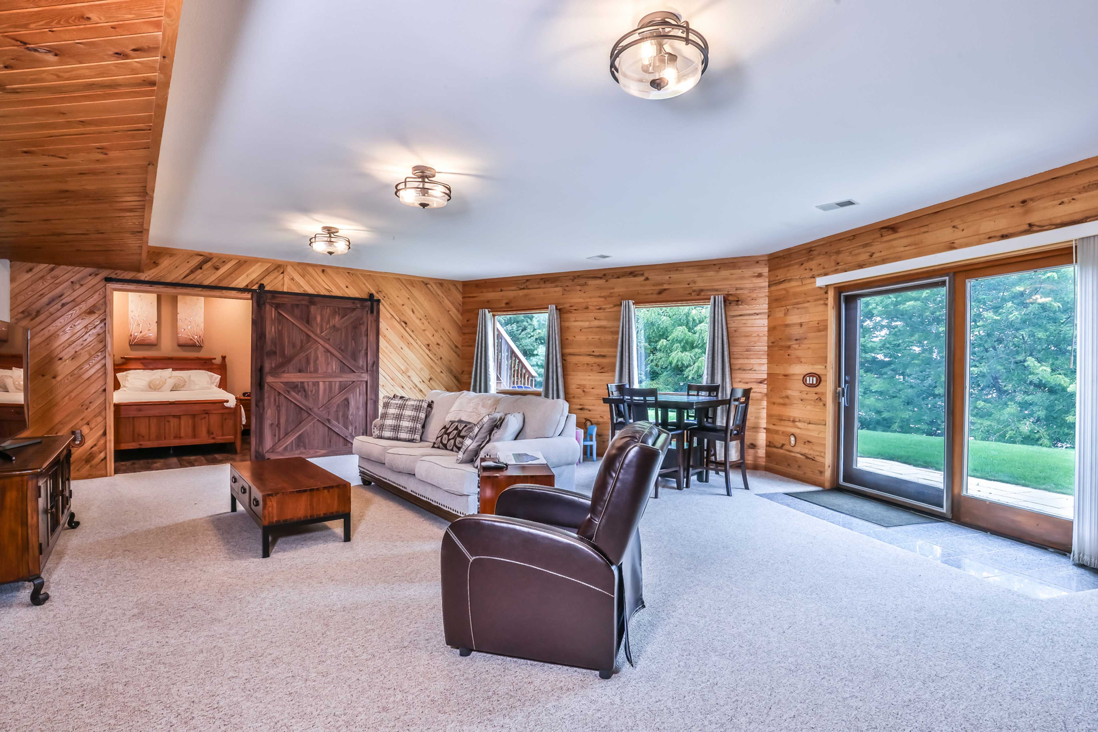 Family Room | Flat-Screen TV | Shuffleboard | Children's Toys | Lower Floor