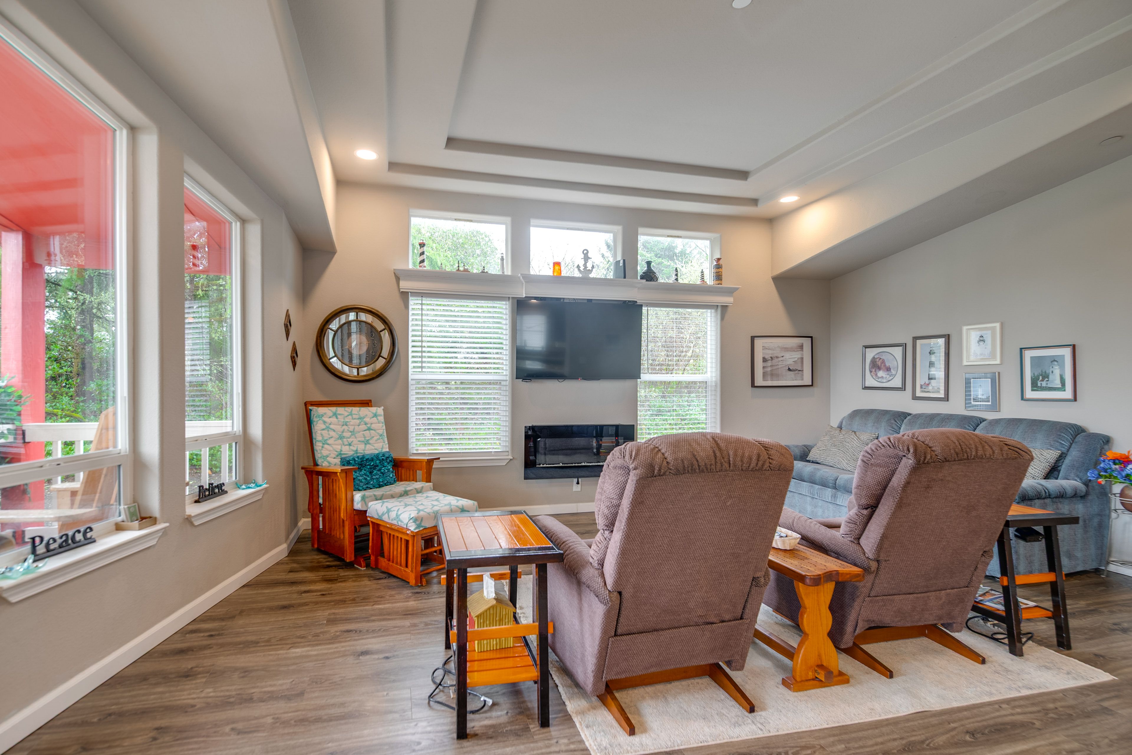 Living Room | Queen Sleeper Sofa | Free WiFi | Electric Fireplace | Smart TV