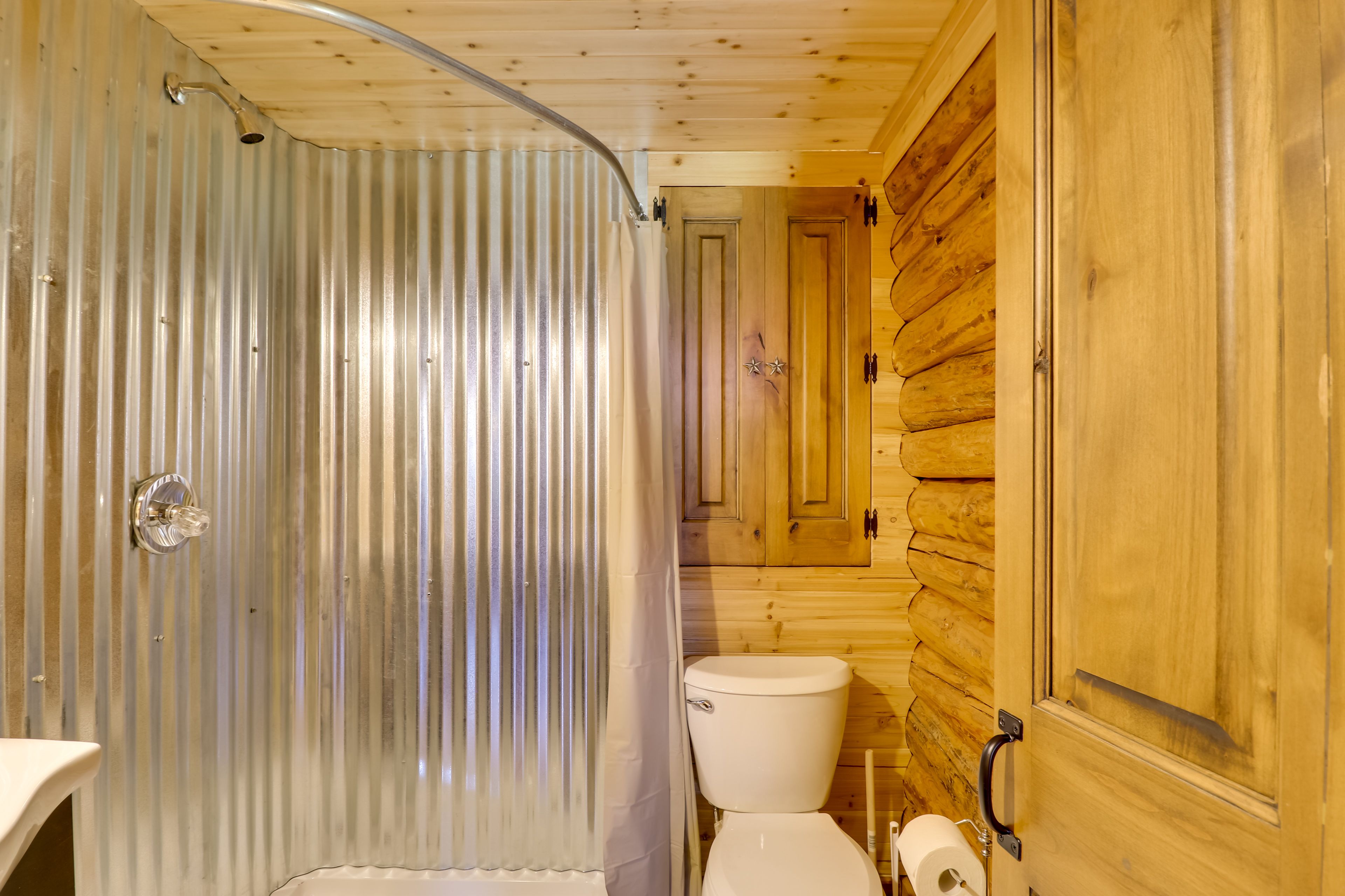 Bathroom | Walk-In Shower | Towels Provided