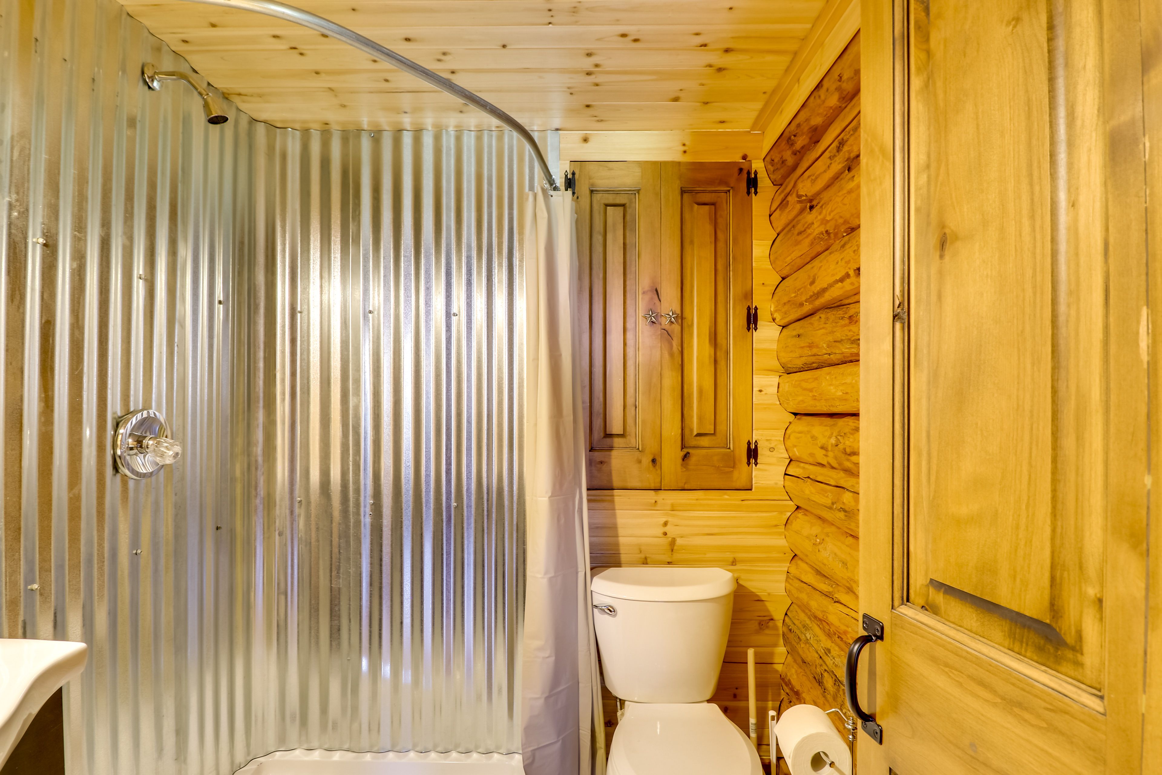 Bathroom | Walk-In Shower | Towels Provided