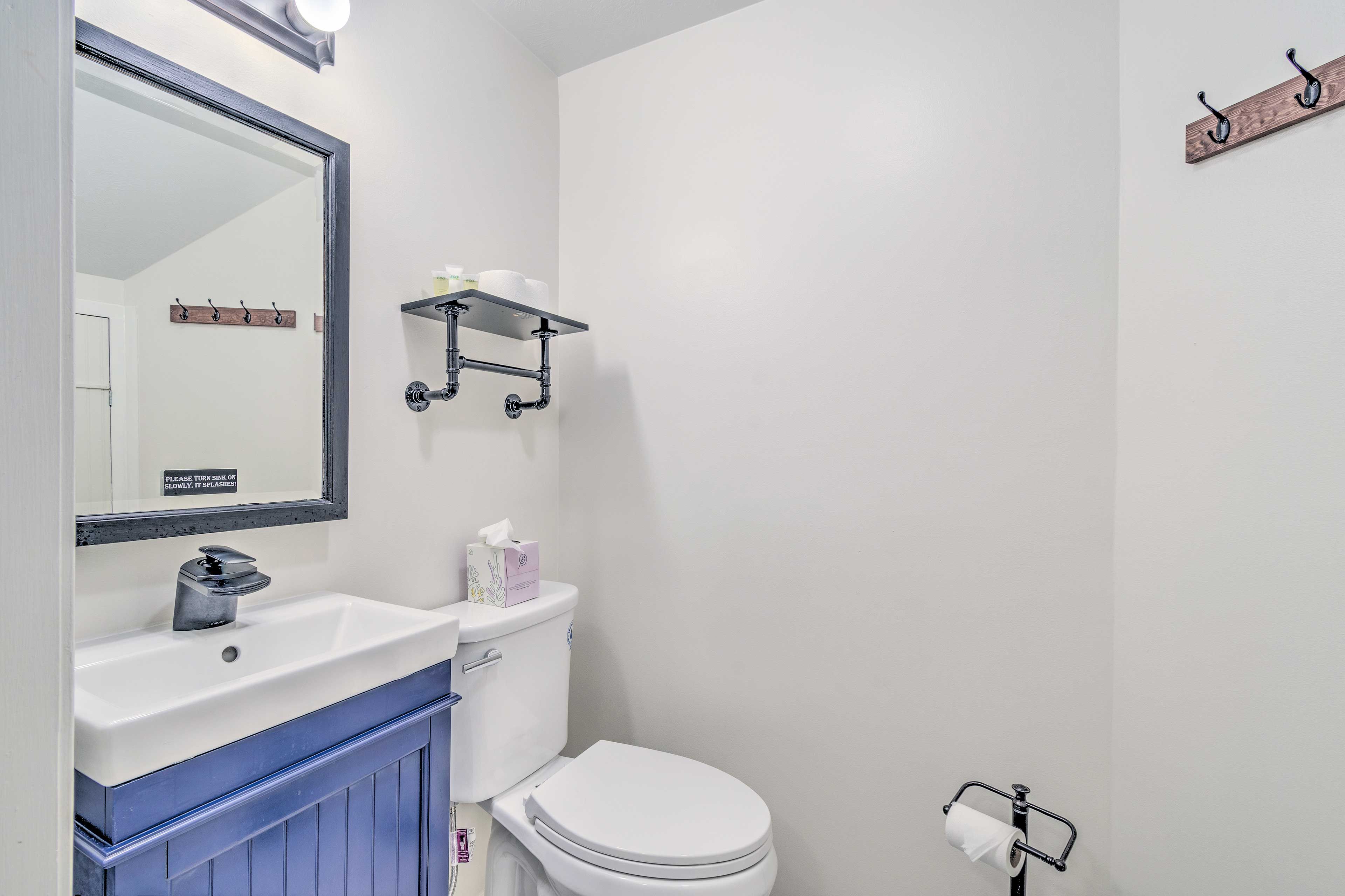 Full Bathroom | Complimentary Toiletries | Towels Provided