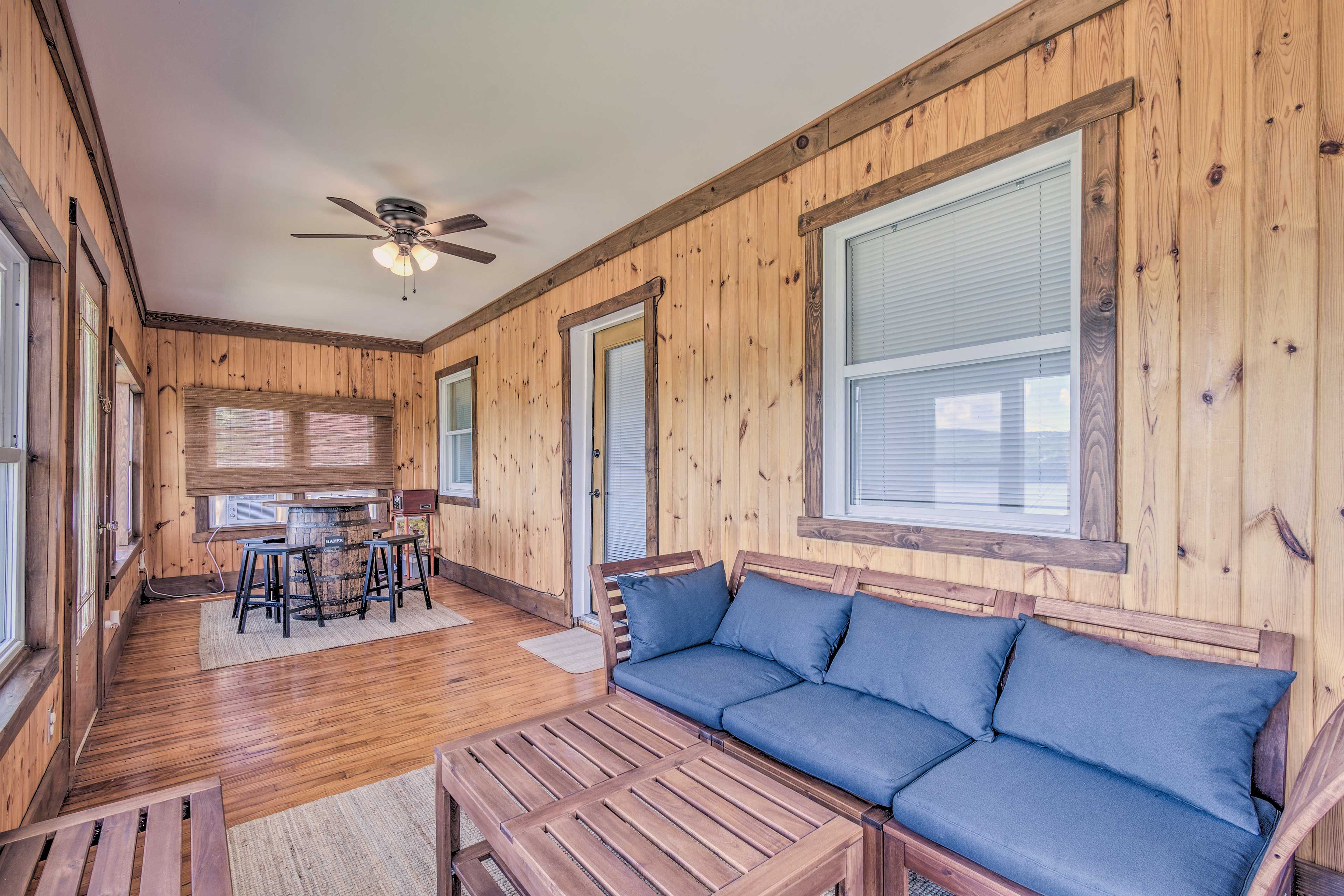 Sunroom | Free WiFi (200 Mbps)