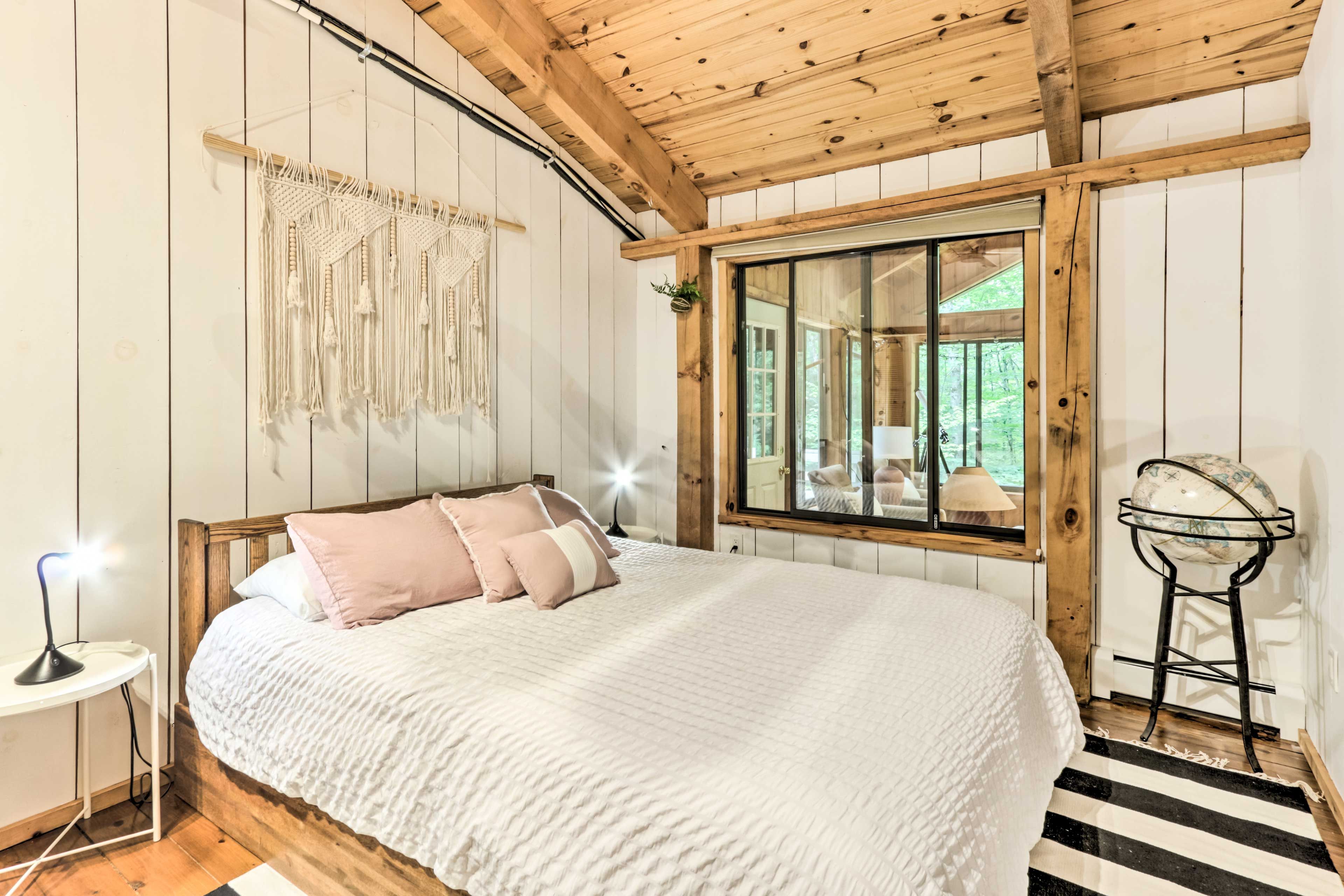 Bedroom 2 | Queen Bed | 1st Floor
