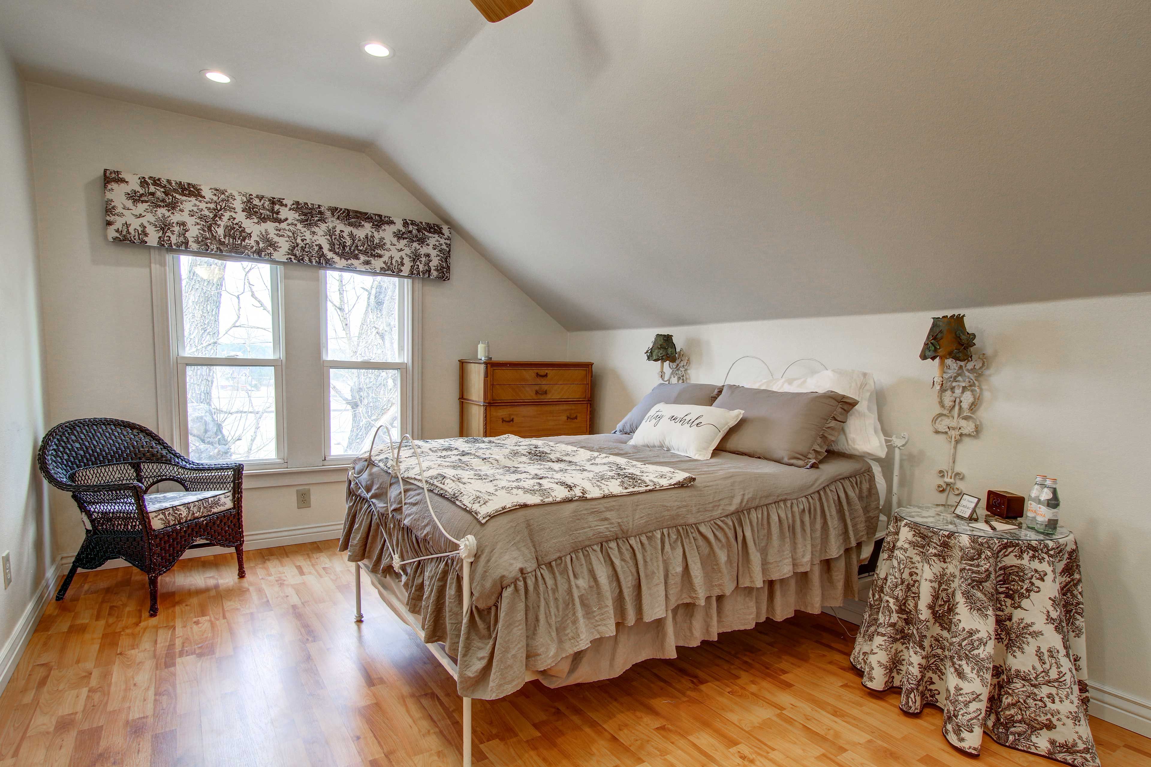 Bedroom 2 | Queen Bed