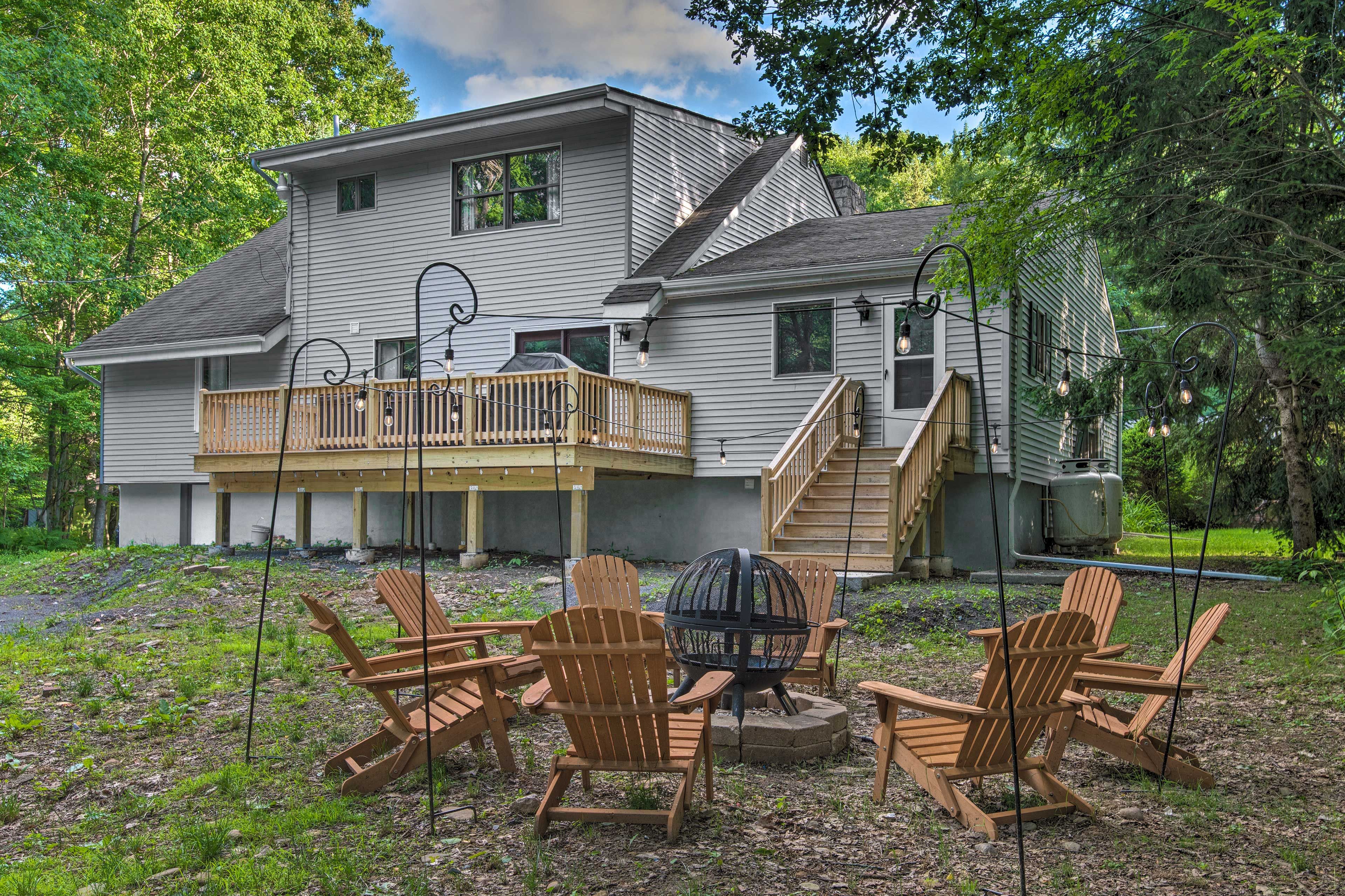 Private Backyard | Fire Pit w/ Seating