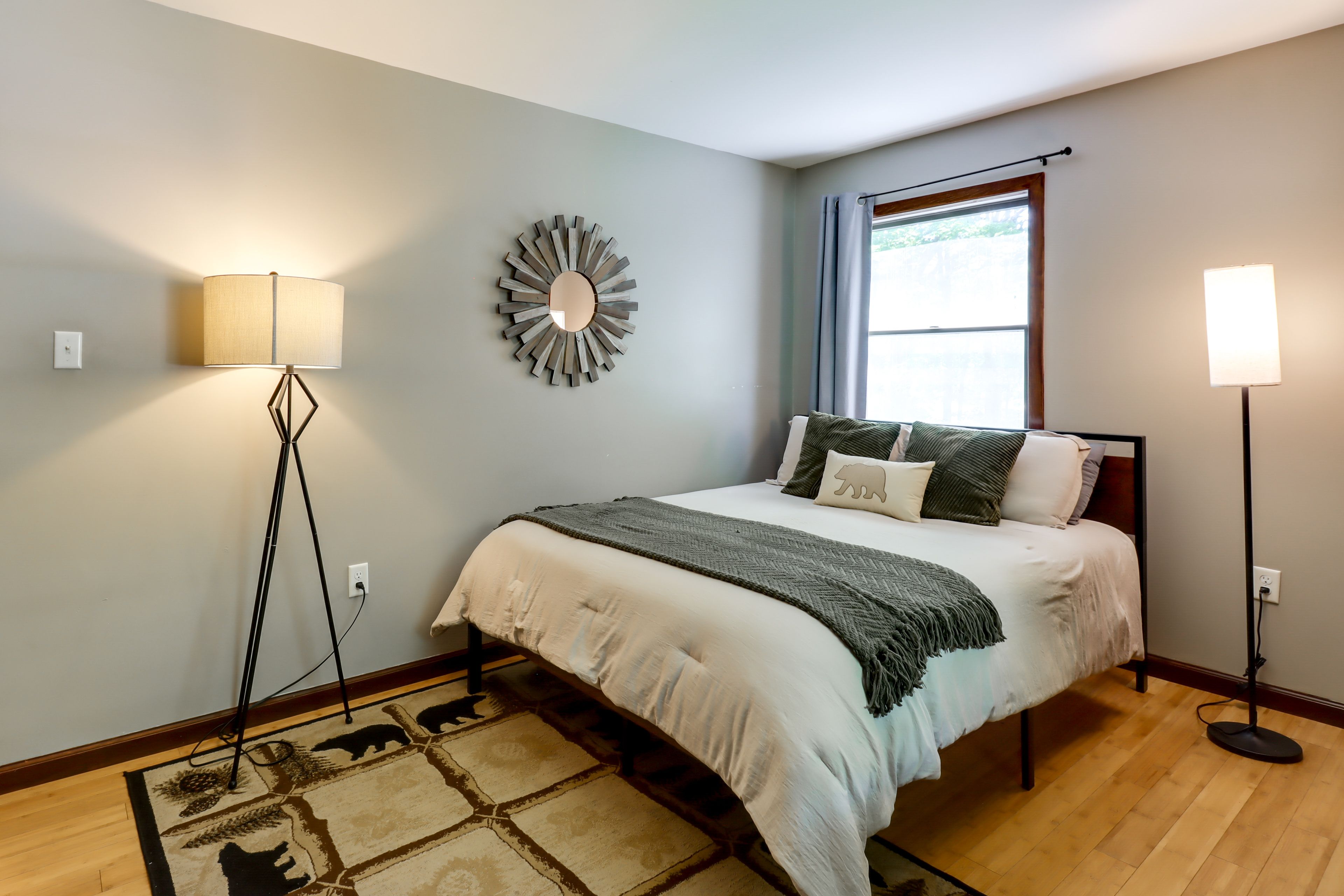 Bedroom 2 | Queen Bed