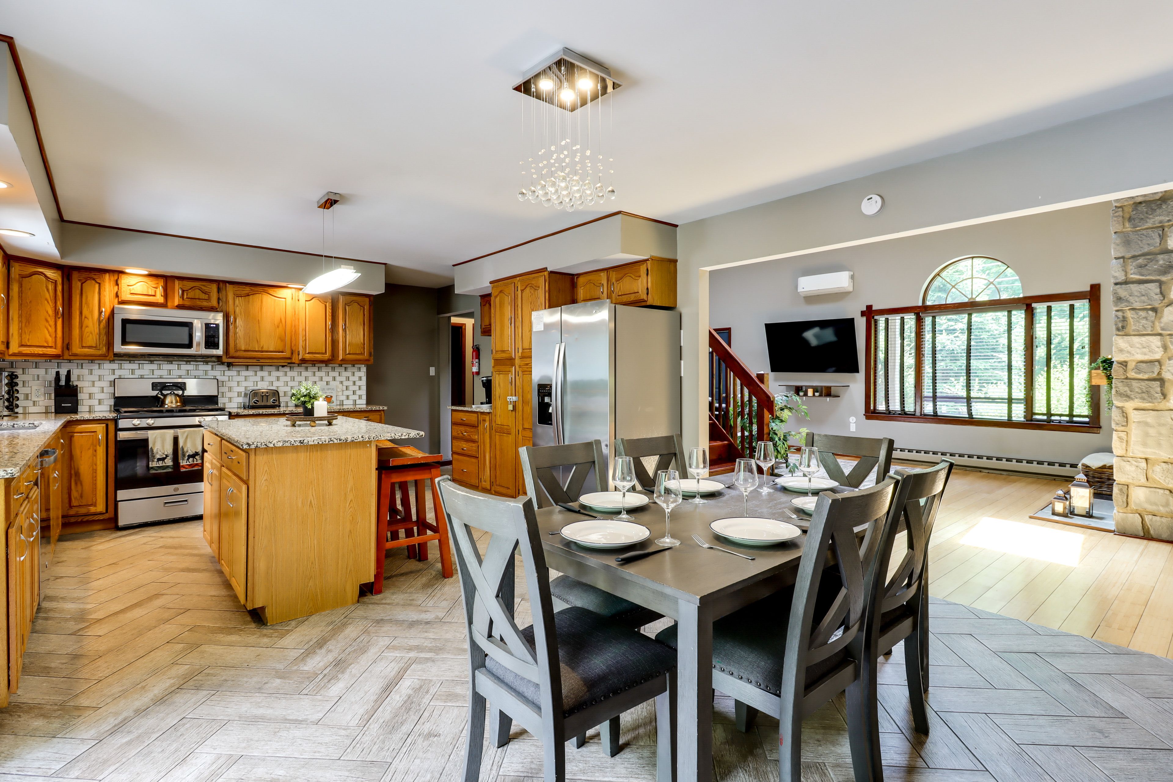 Dining Area | Dishes & Flatware Provided