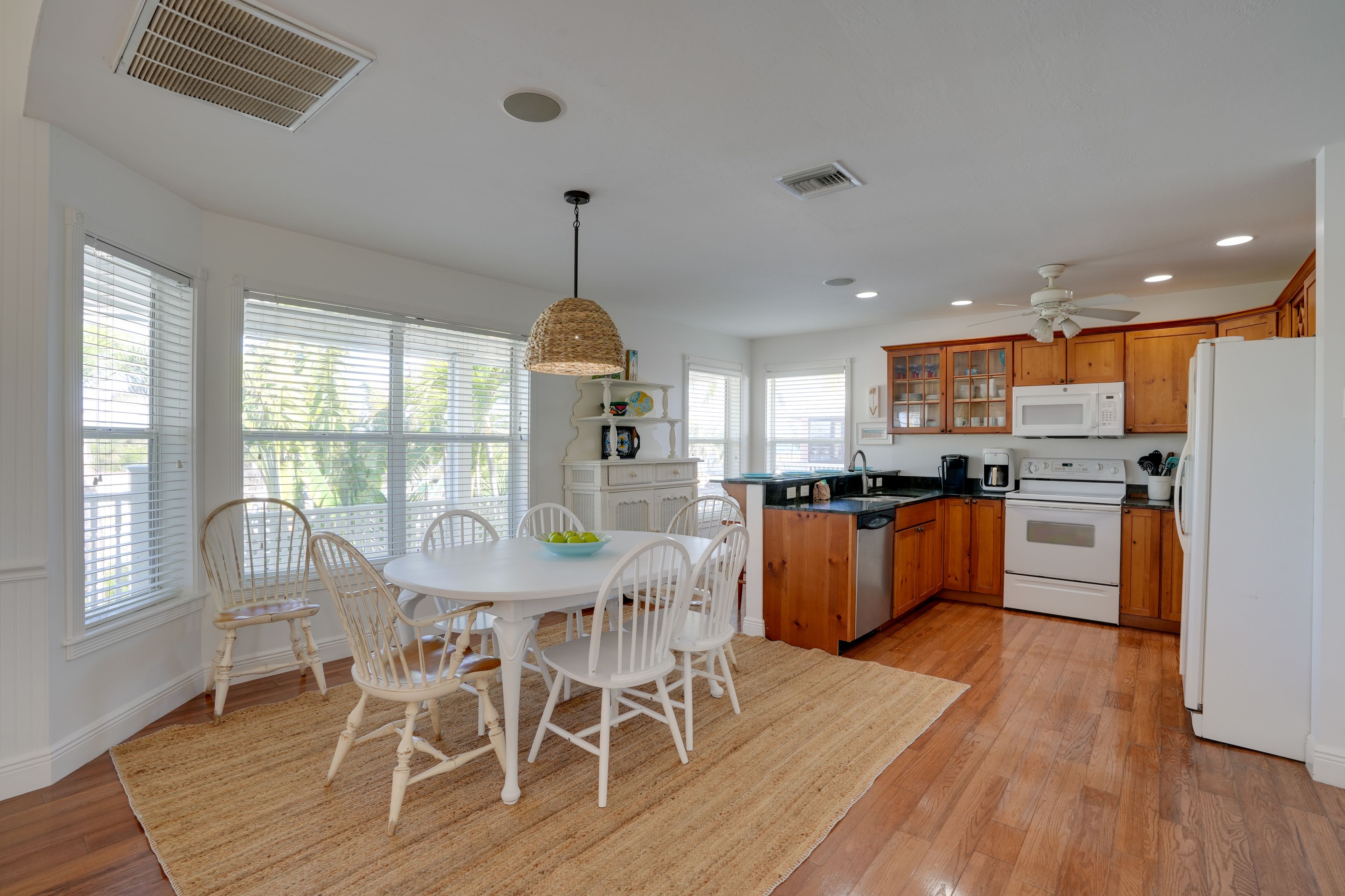 Dining Table | Dishware Provided