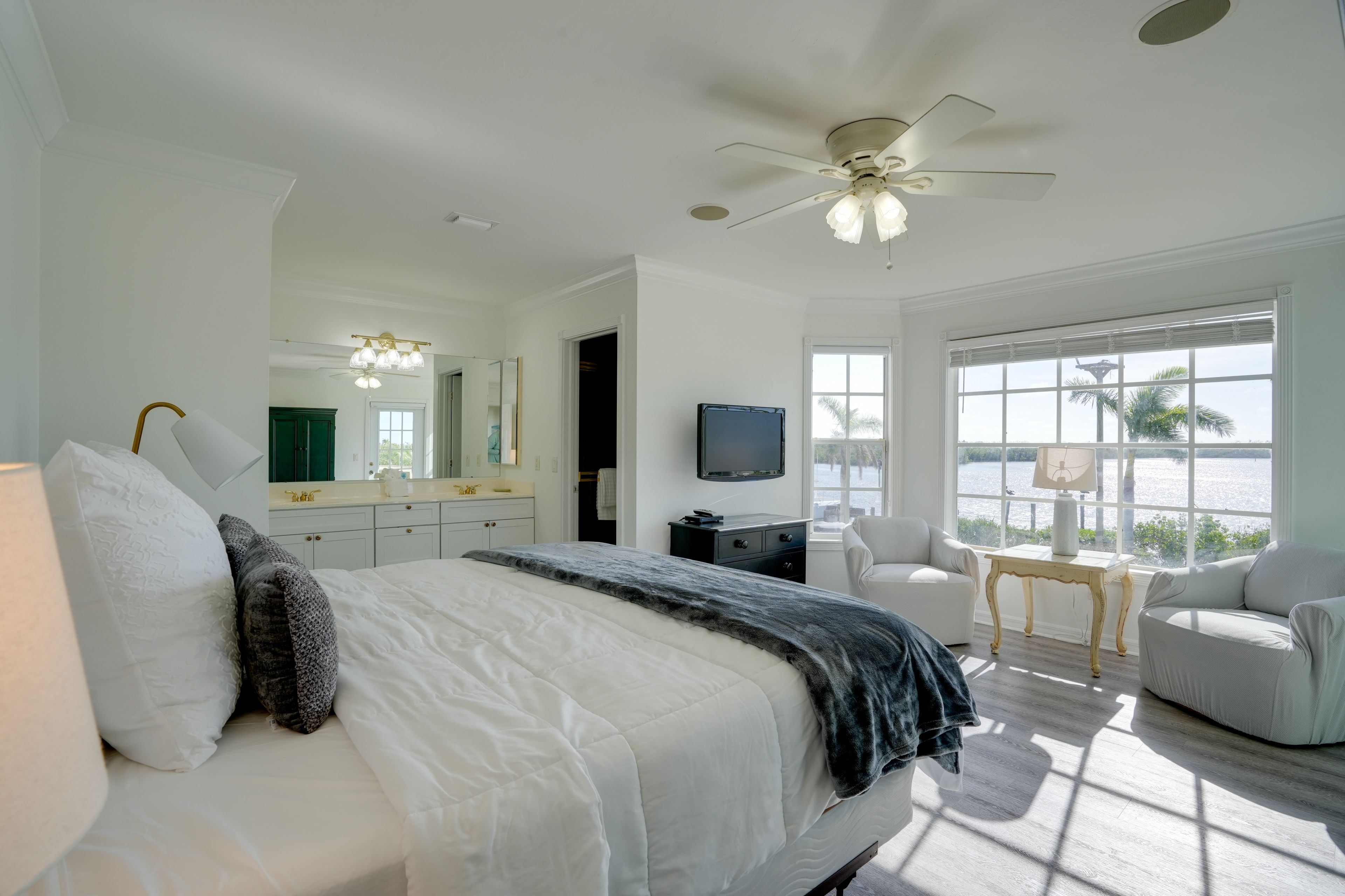 Bedroom 1 | King Bed