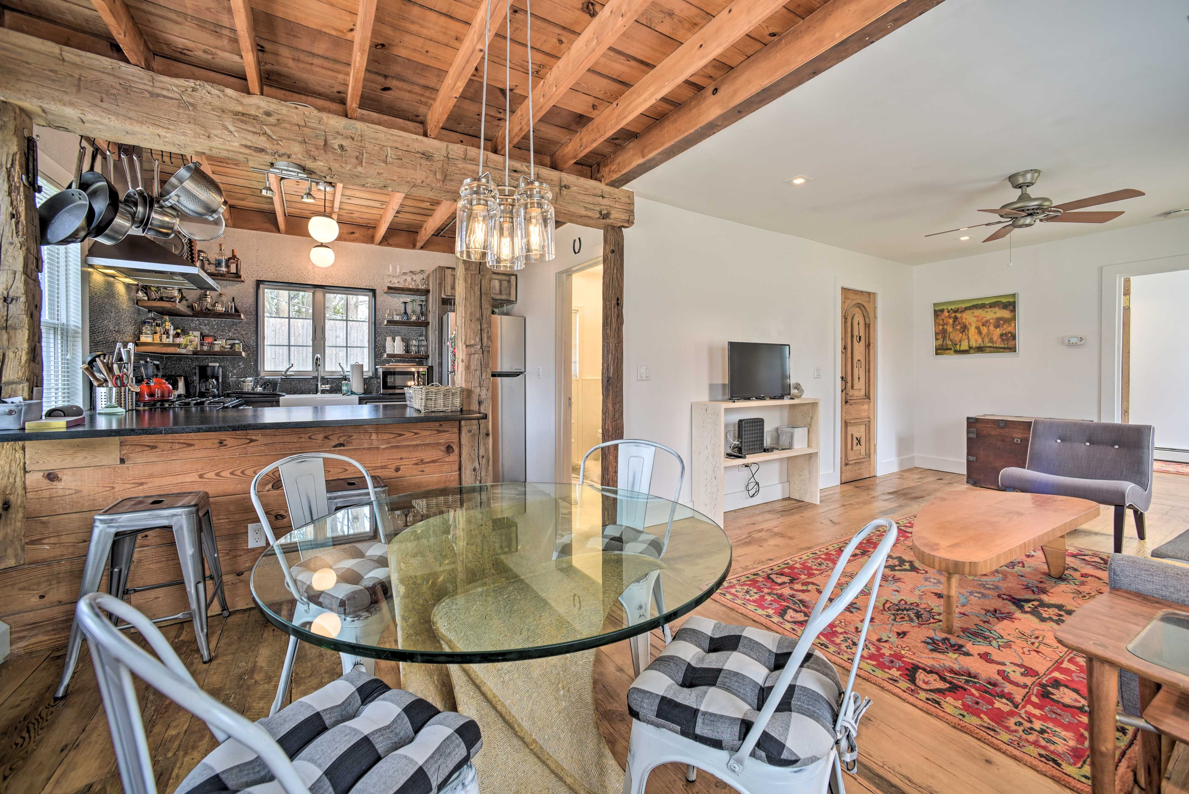 Breakfast Bar | Dining Table | 2-Story Property