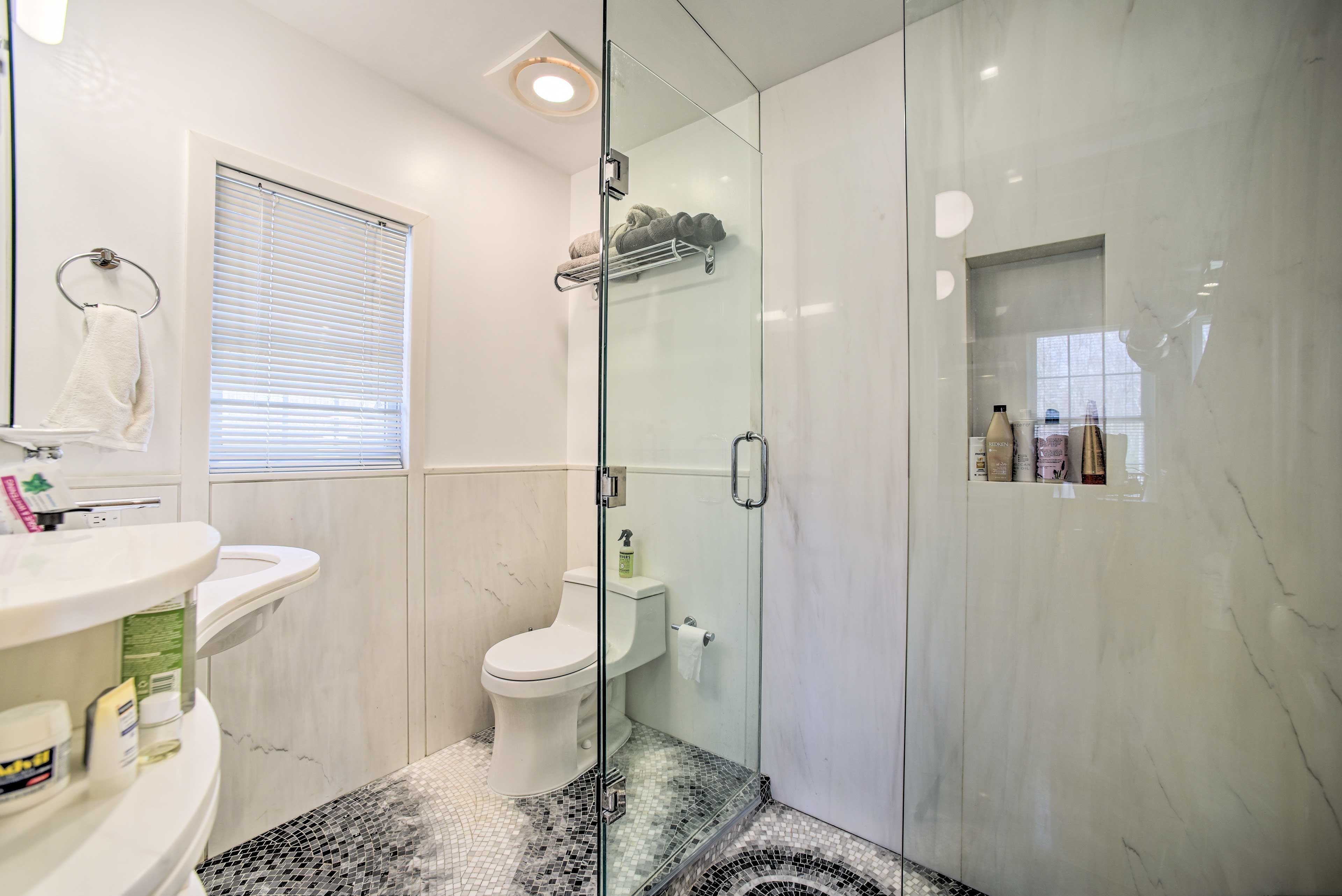 Full Bathroom | Towels Provided | Complimentary Toiletries | 1st Floor