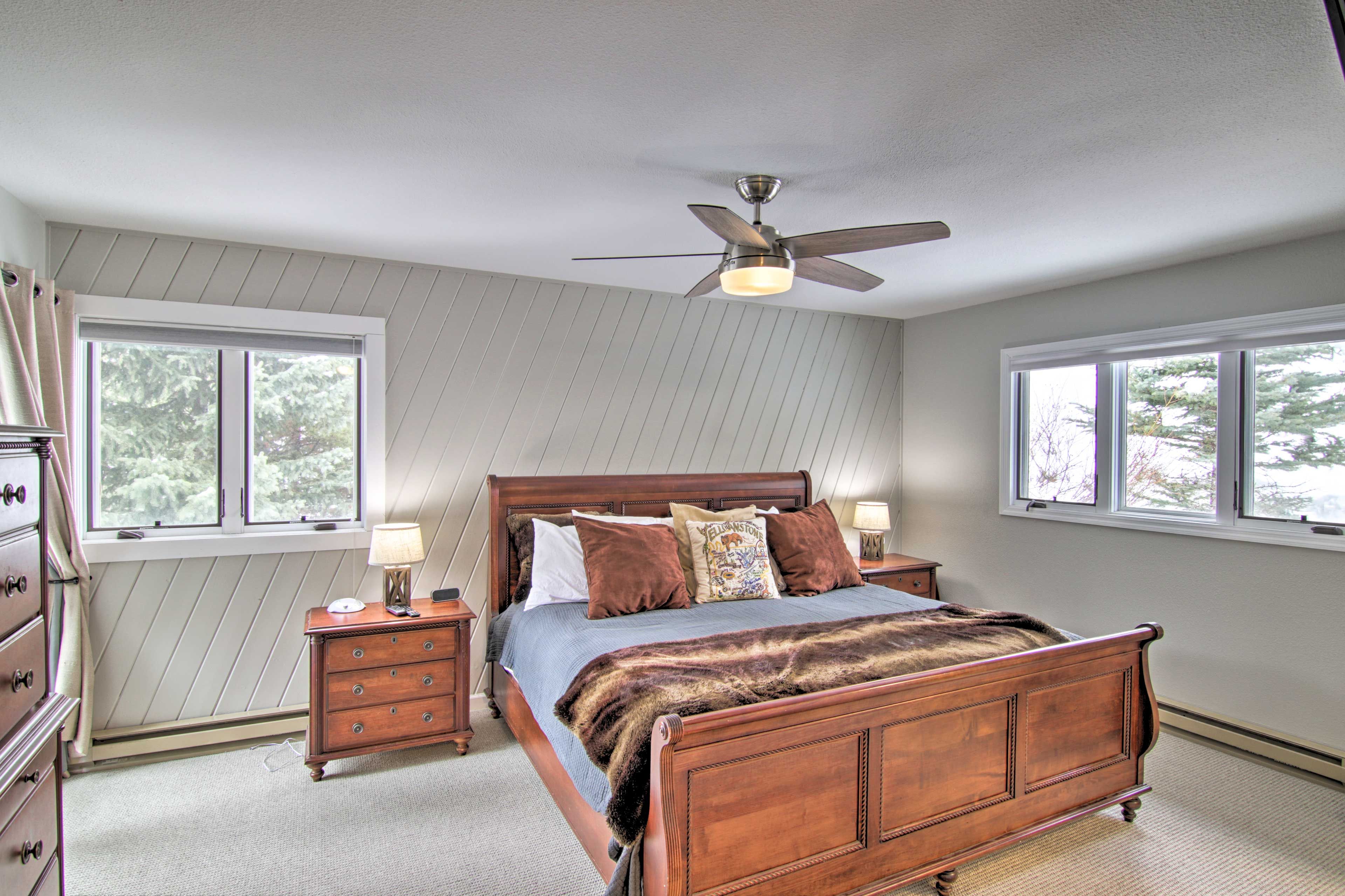 Bedroom 1 | King Bed | Smart TV