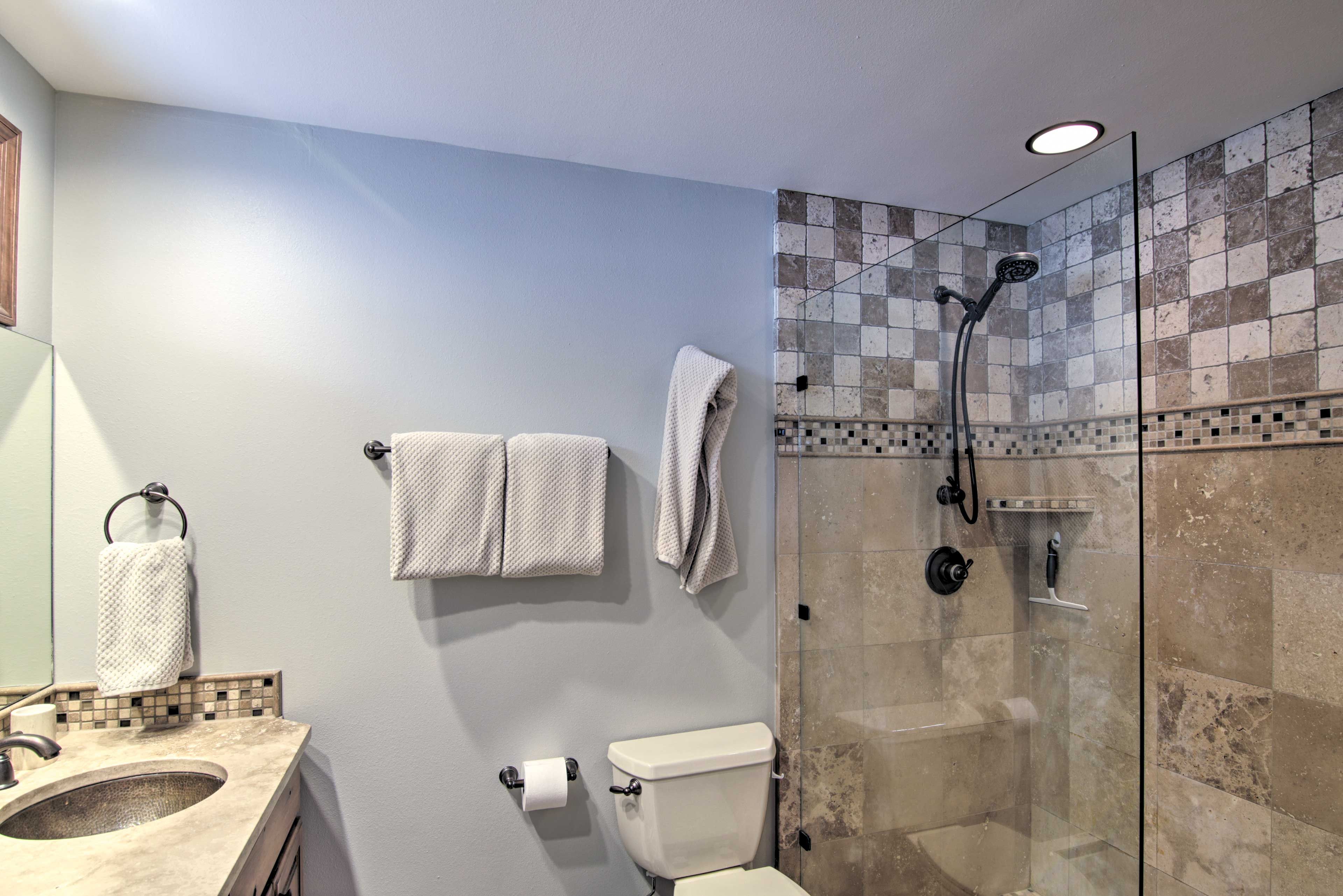En-Suite Bathroom | Linens & Towels | Complimentary Toiletries