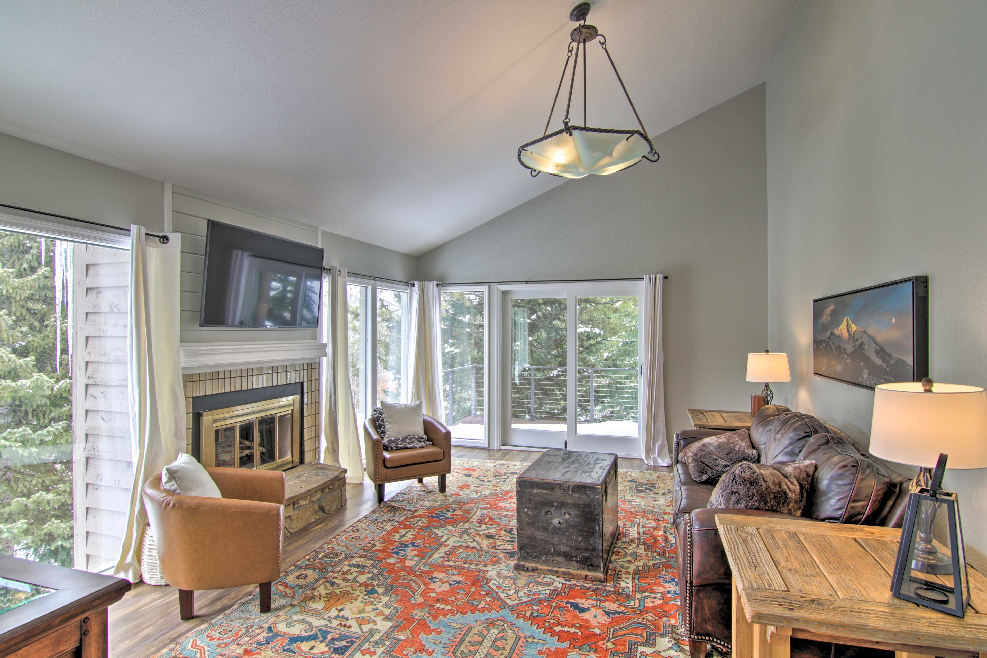 Living Room | 1st Floor | Sleeper Sofa | Deck Access | Smart TV
