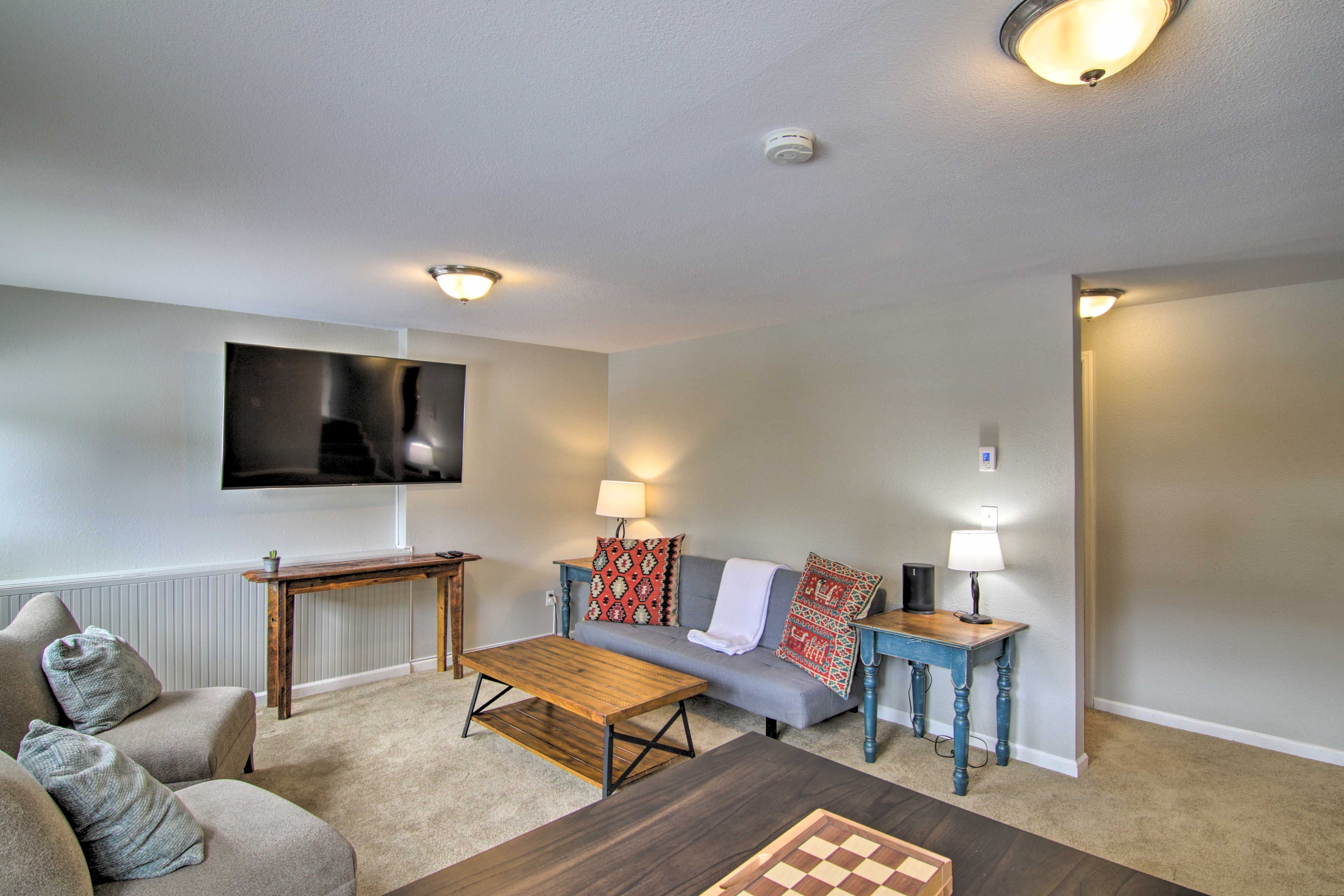 Den | Smart TV | Futon