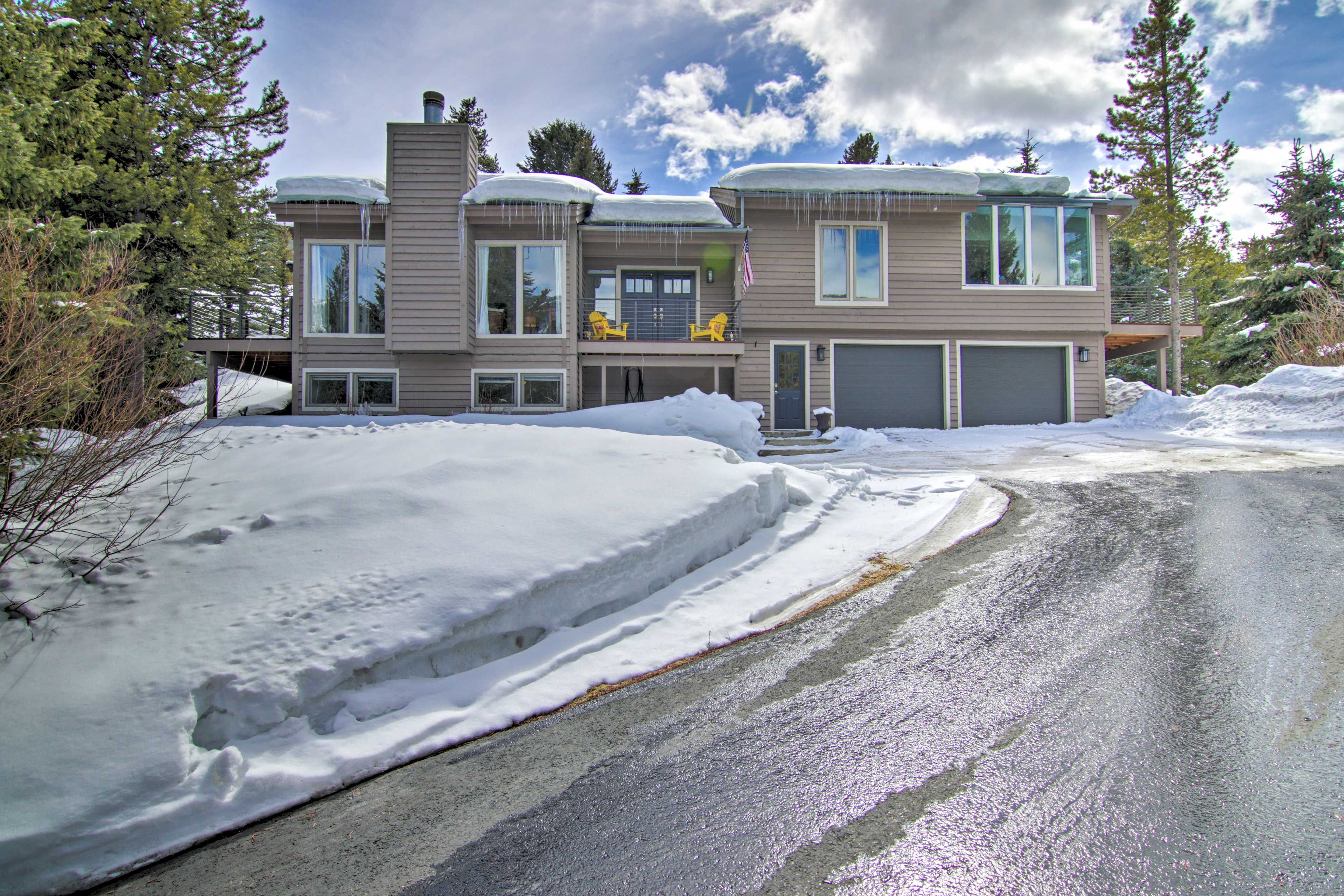 Parking | Driveway (3 Vehicles) | Garage (2 Vehicles)
