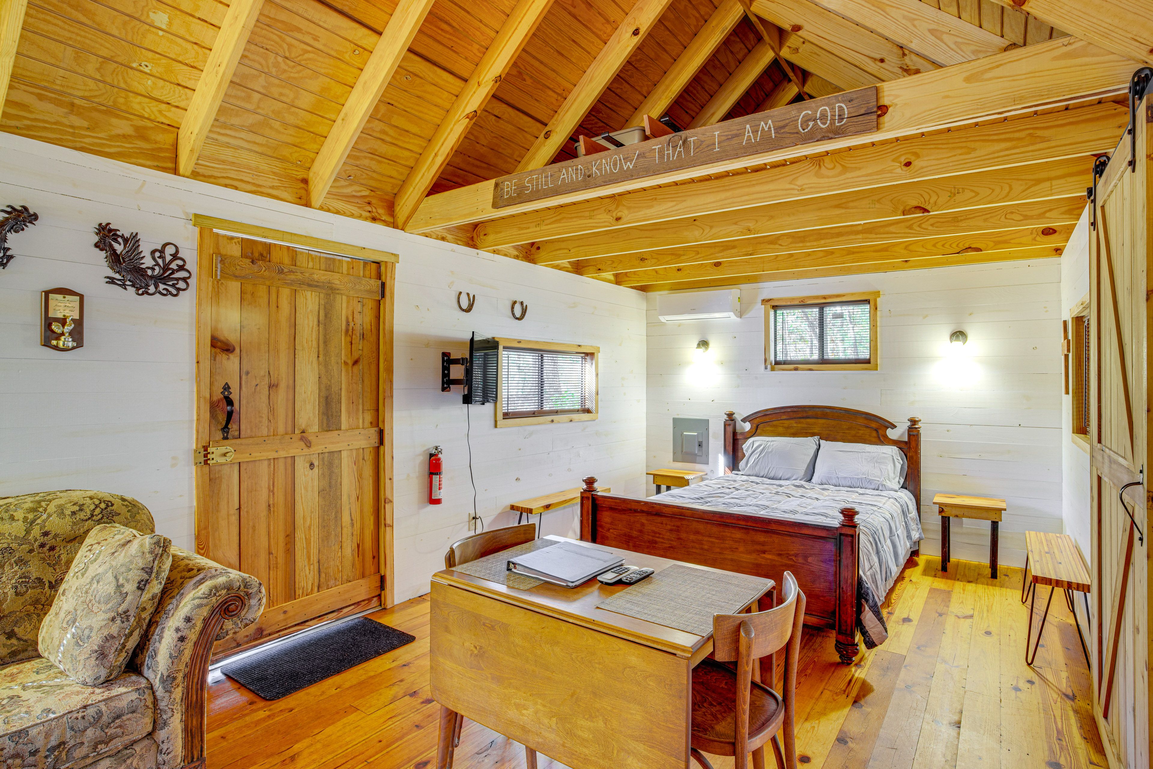 Studio | Queen Bed | Dining Area