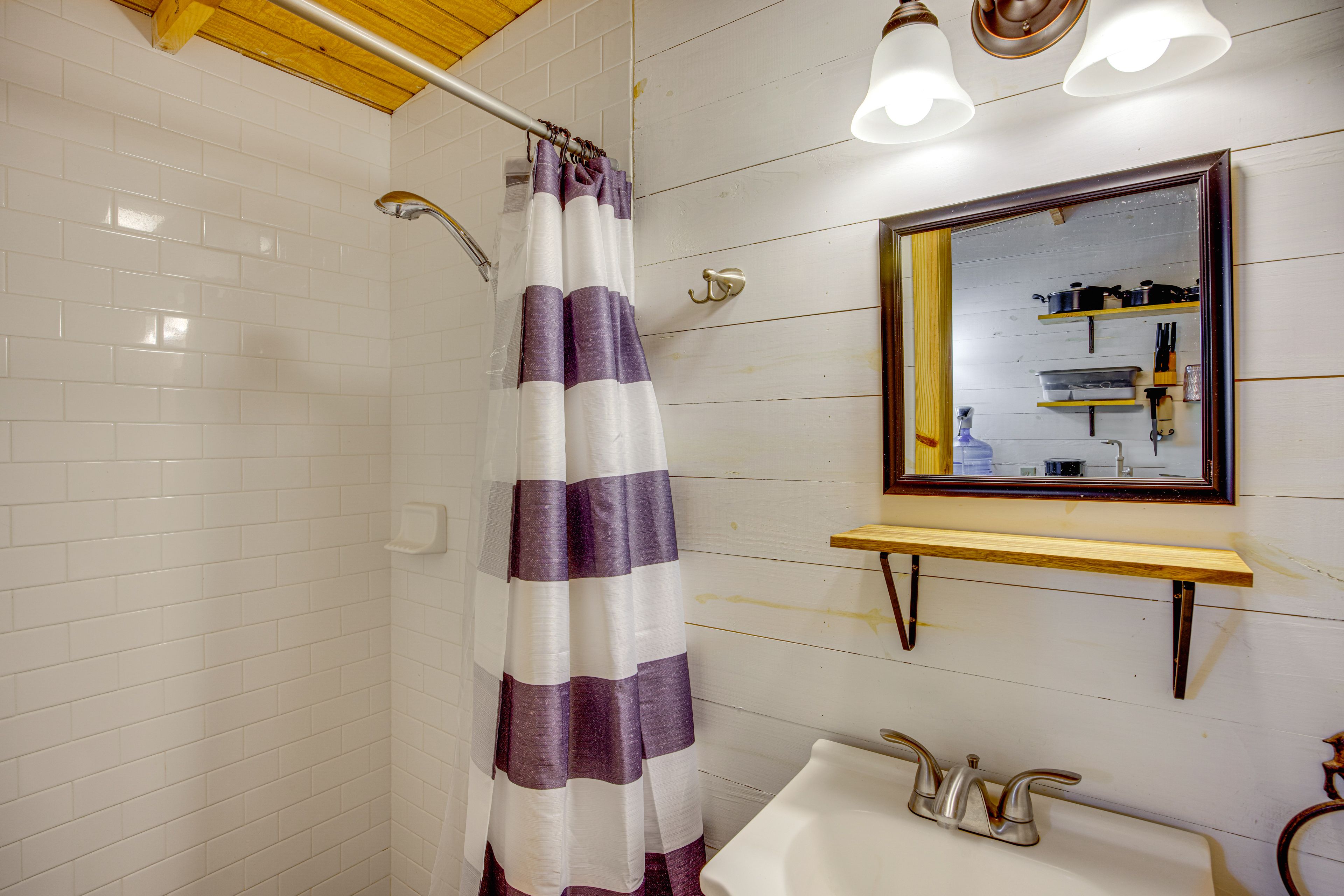 Full Bathroom | Towels & Linens Provided