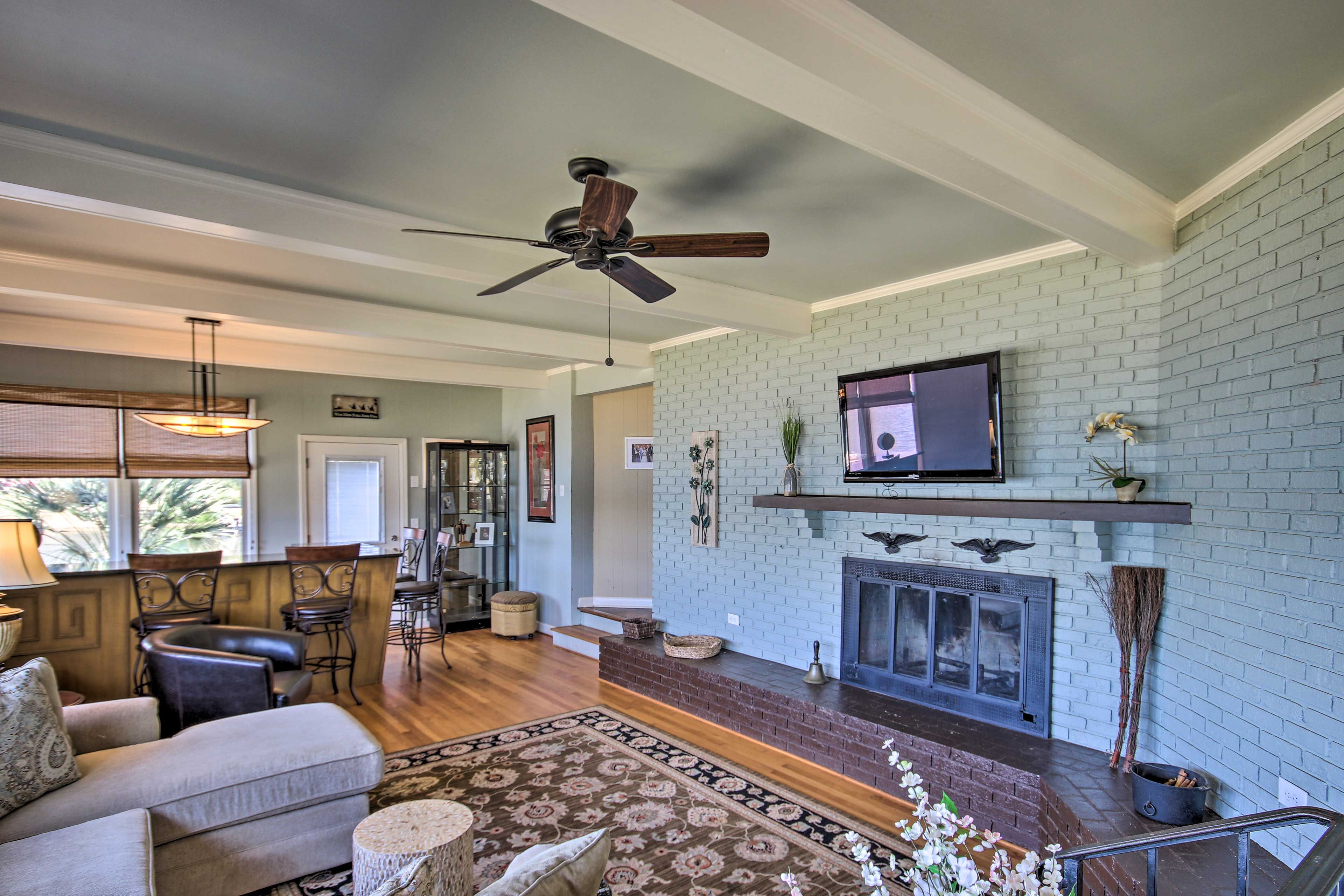 Living Room | Bar | Cable TV