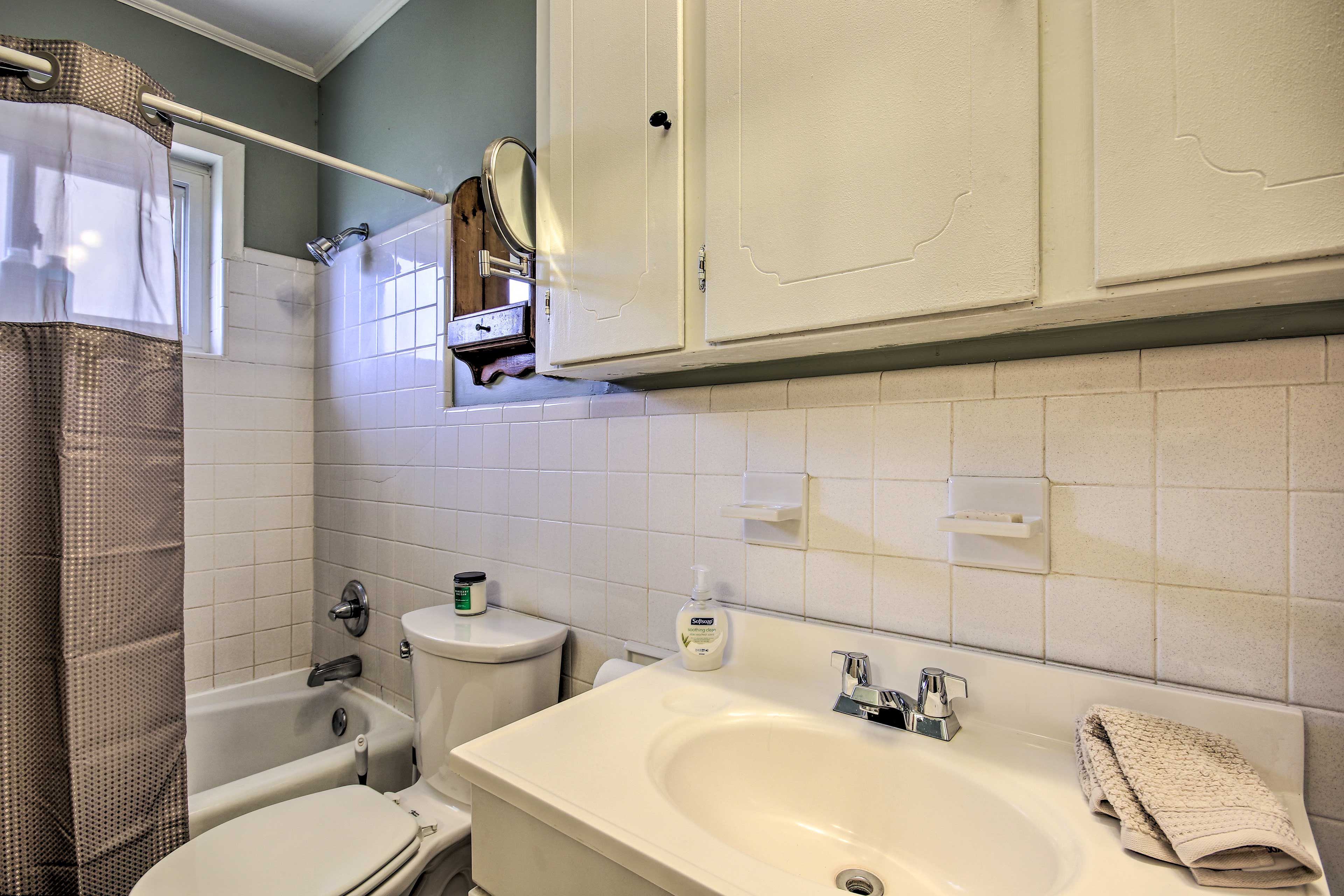 Full Bathroom | Complimentary Toiletries