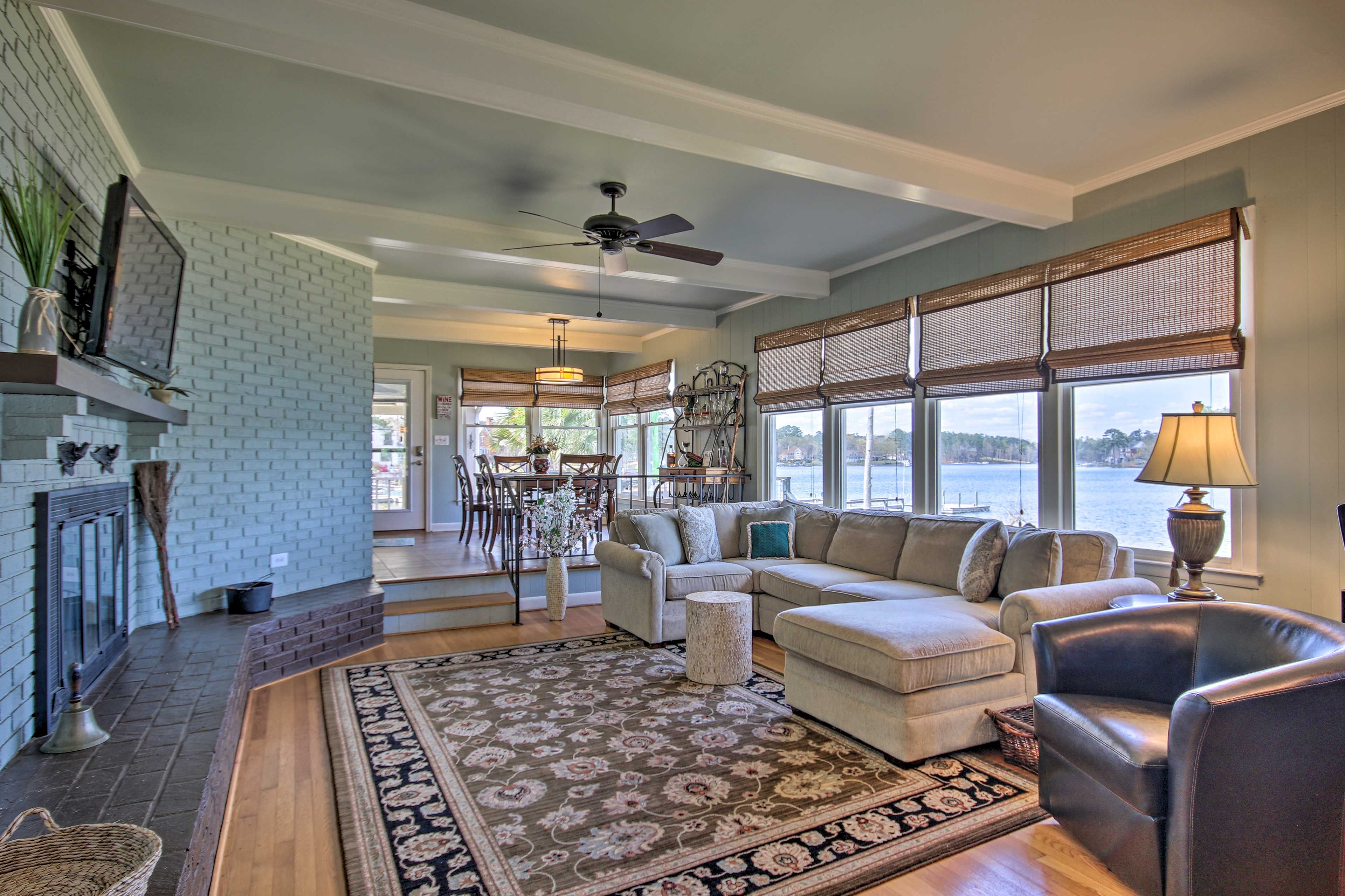 Living Room | Central A/C & Heating | Free WiFi