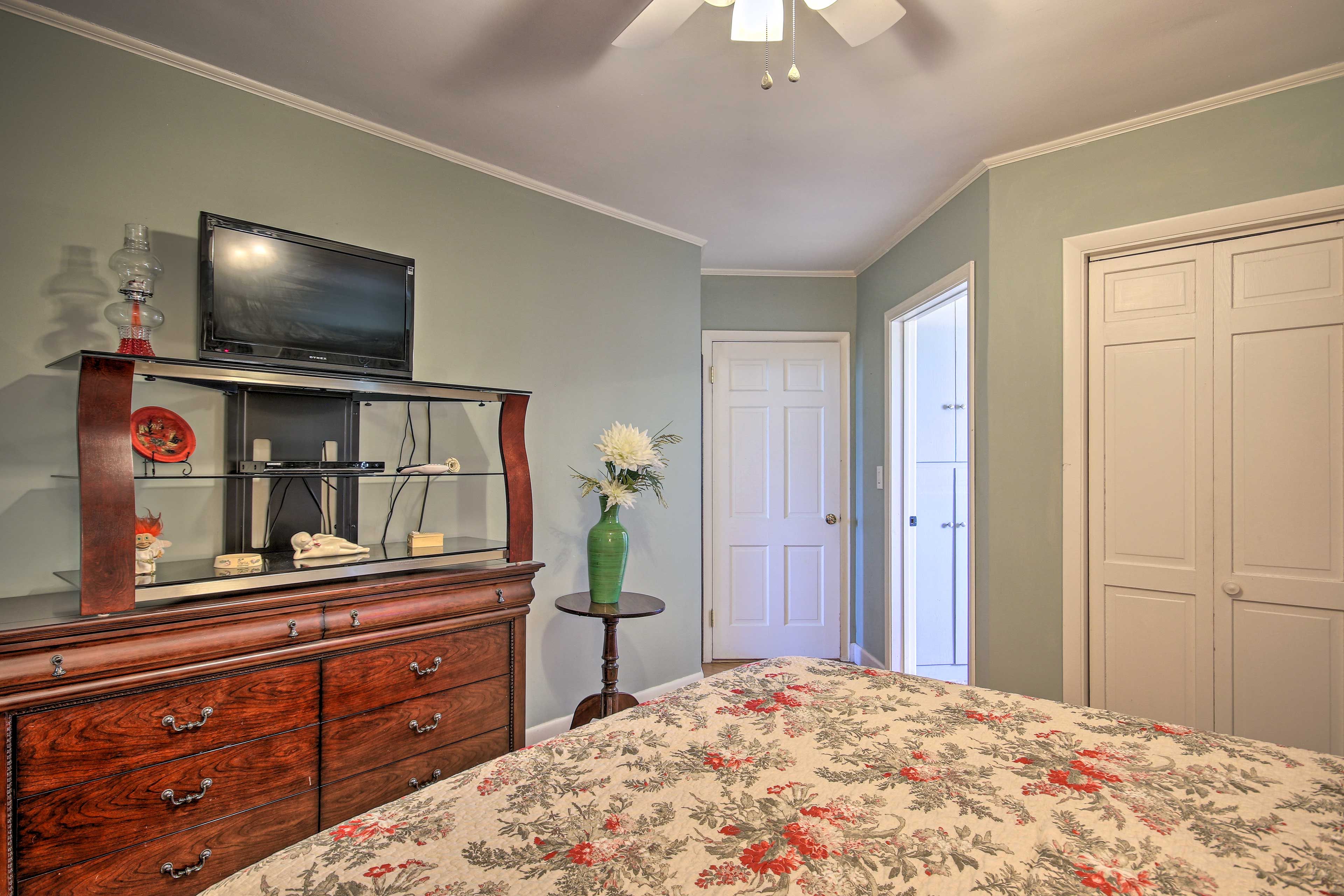 Bedroom 1 | Cable TV