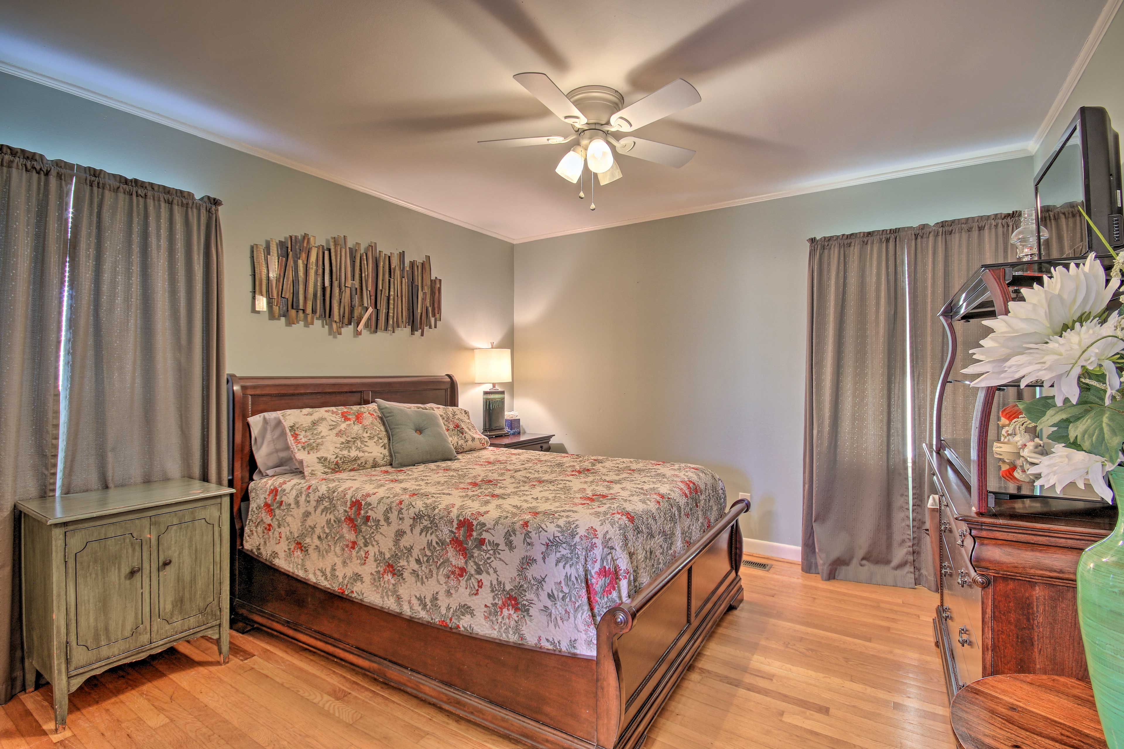 Bedroom 1 | Queen Bed