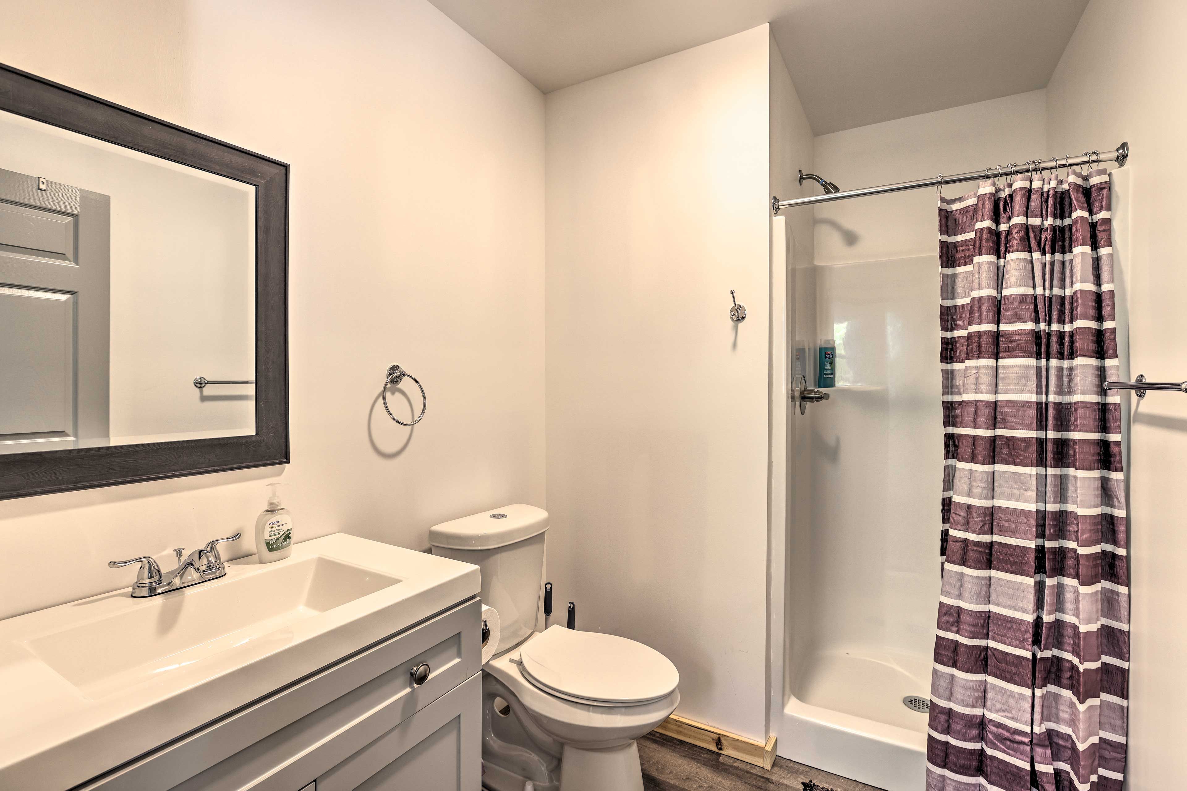 Full Bathroom | Towels Provided