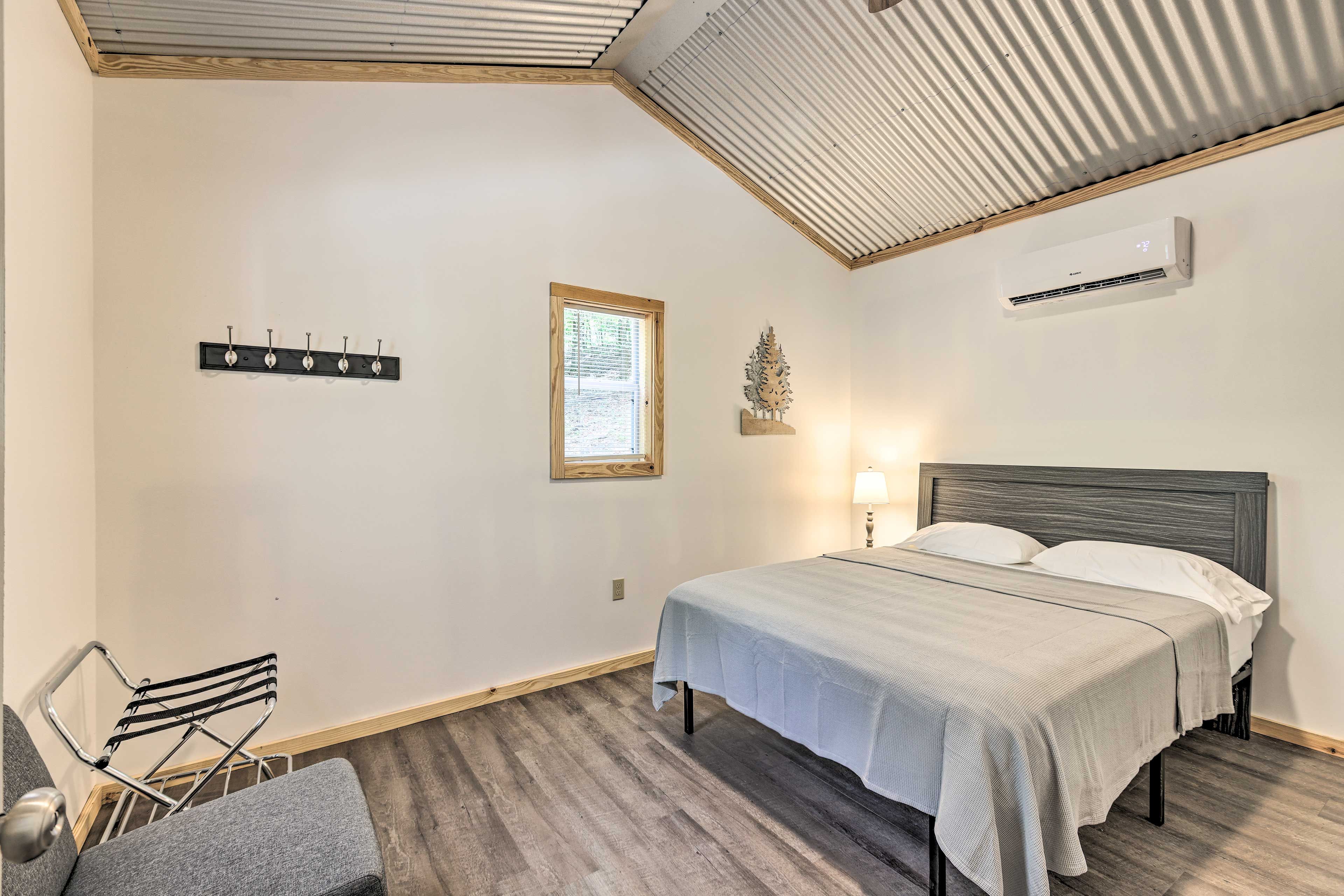 Bedroom 1 | Queen Bed