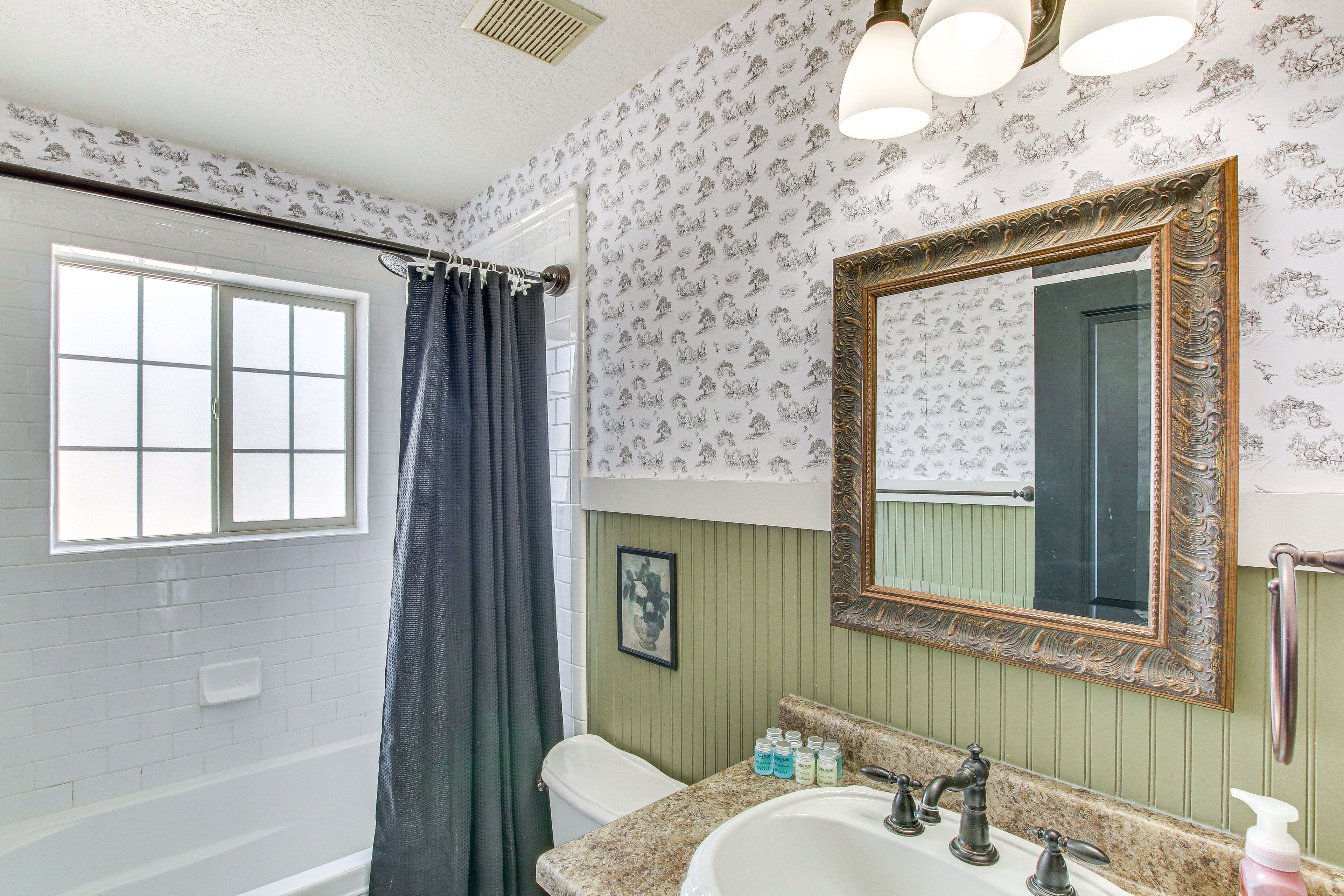 Full Bathroom | Main Level | Towels & Toiletries Provided