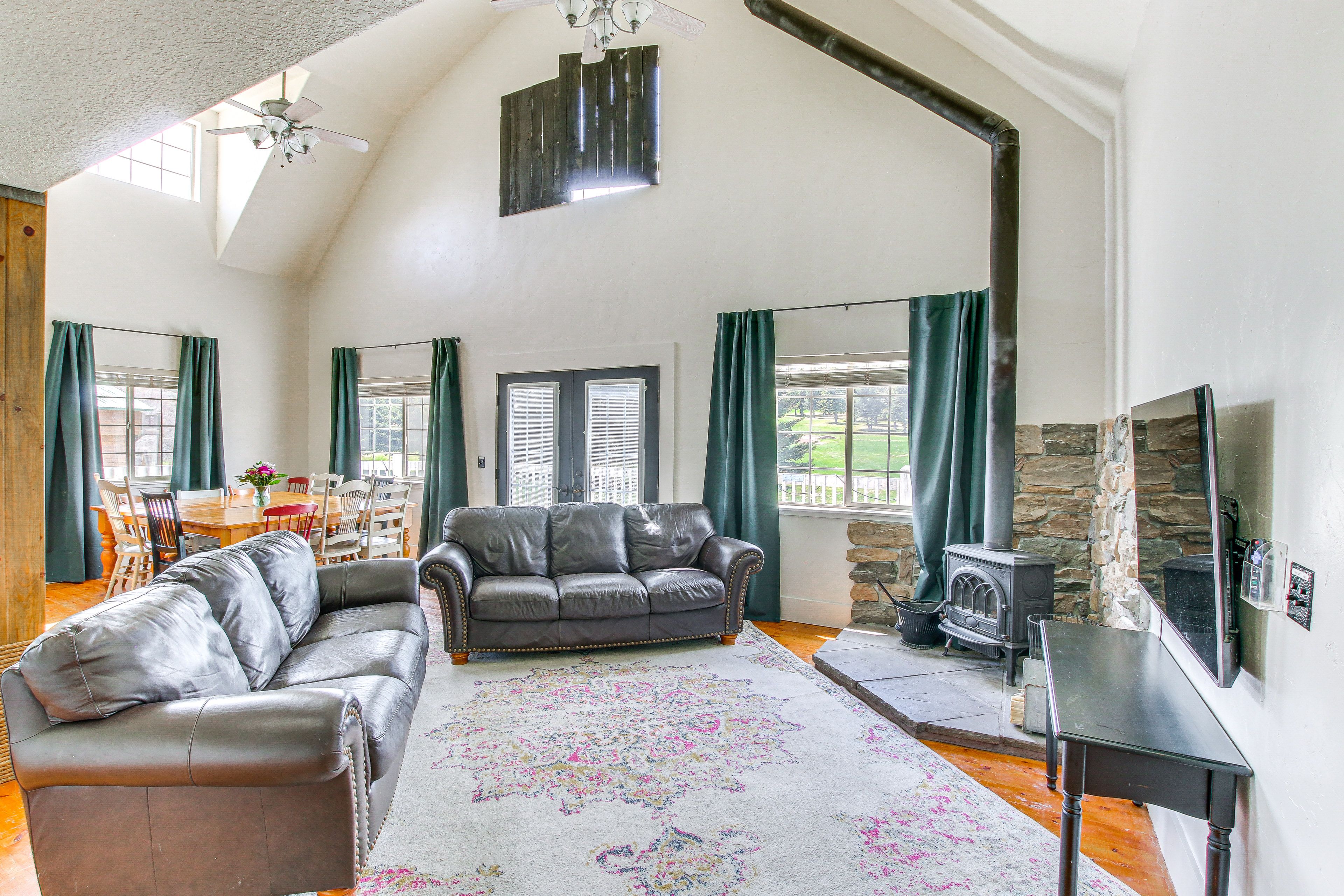 Interior | Open Floor Plan | Free WiFi