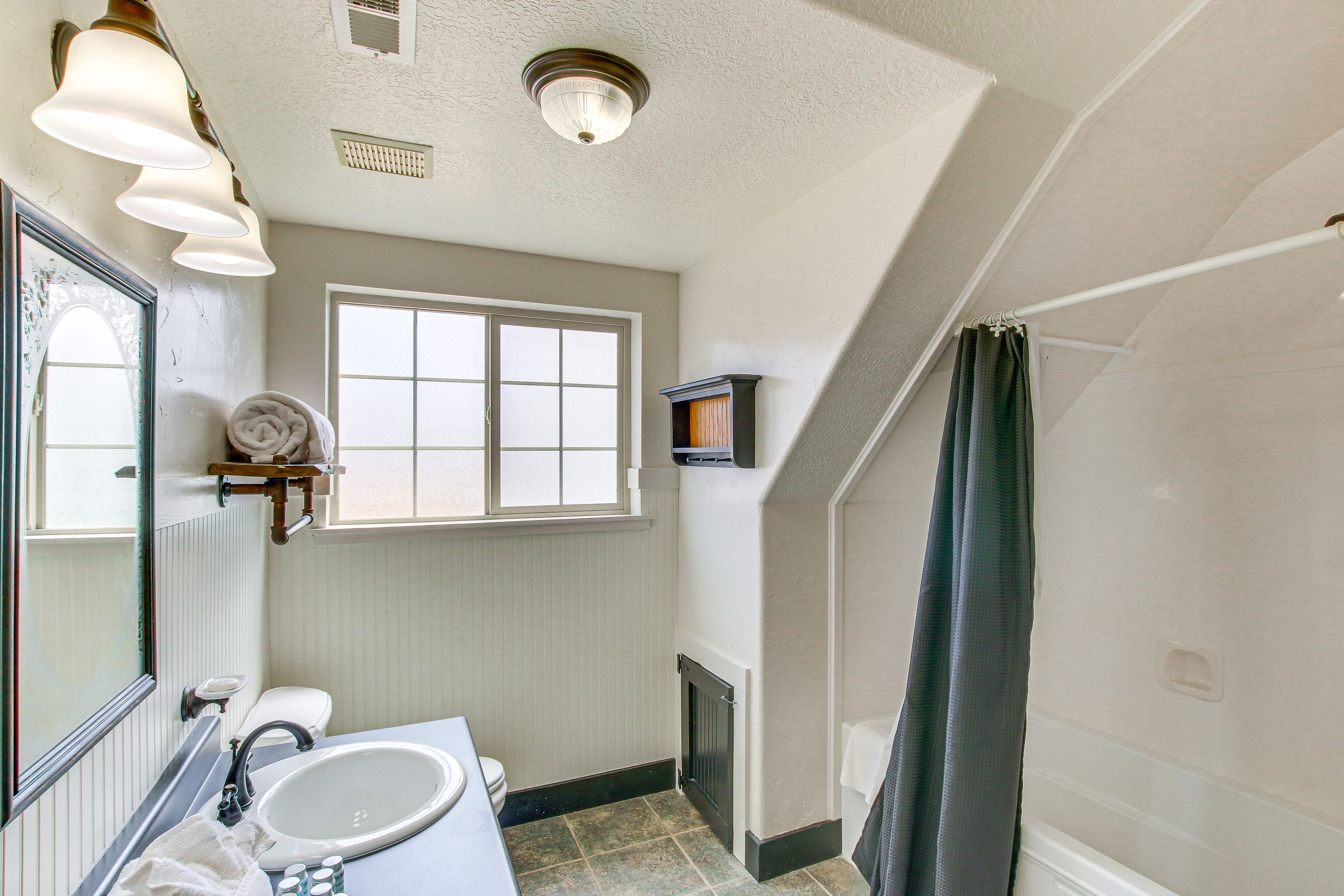 Full Bathroom | Upper Level | Towels & Toiletries Provided