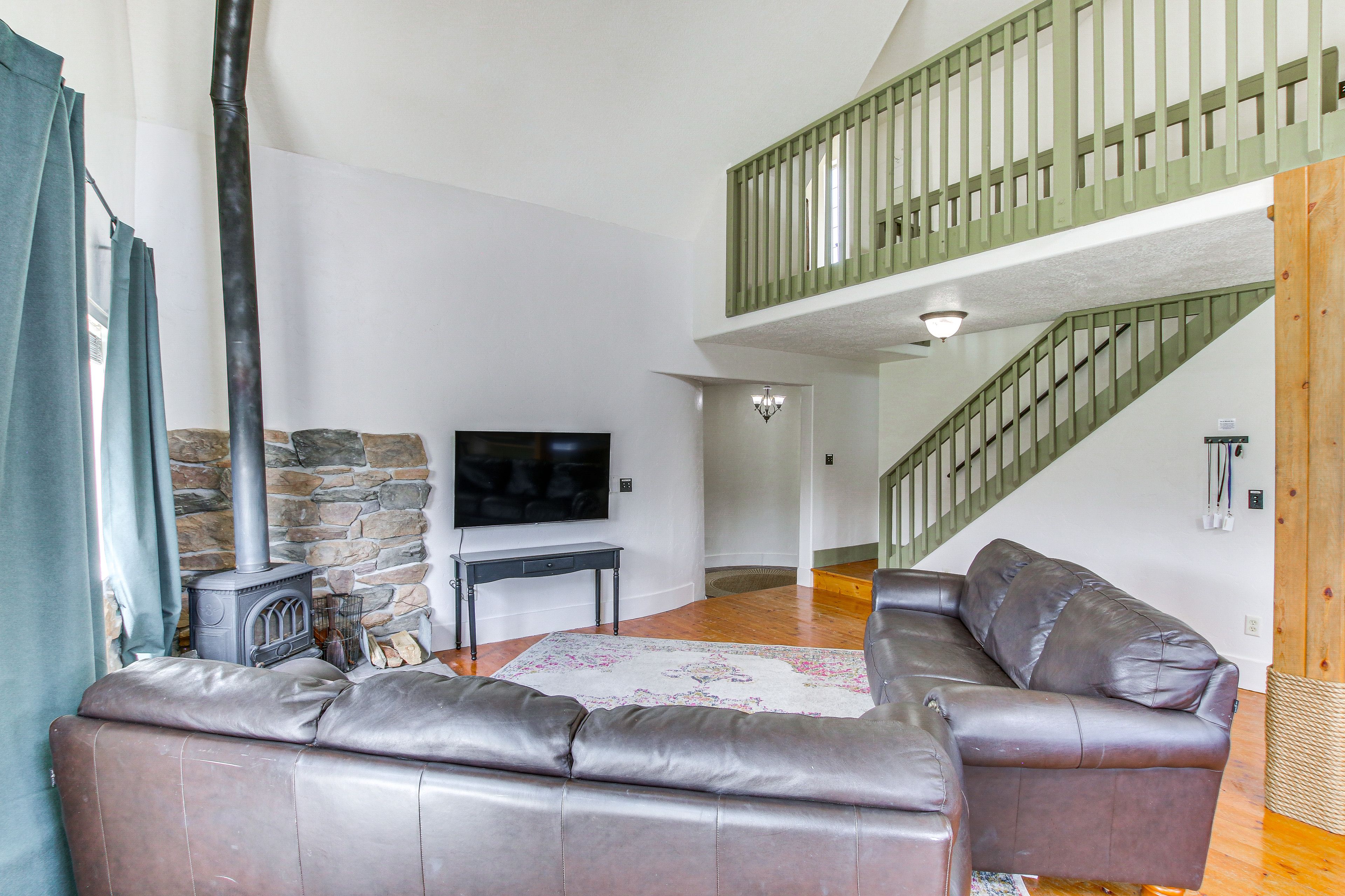 Living Room | Main Level | Smart TV | Wood-Burning Fireplace | Record Player