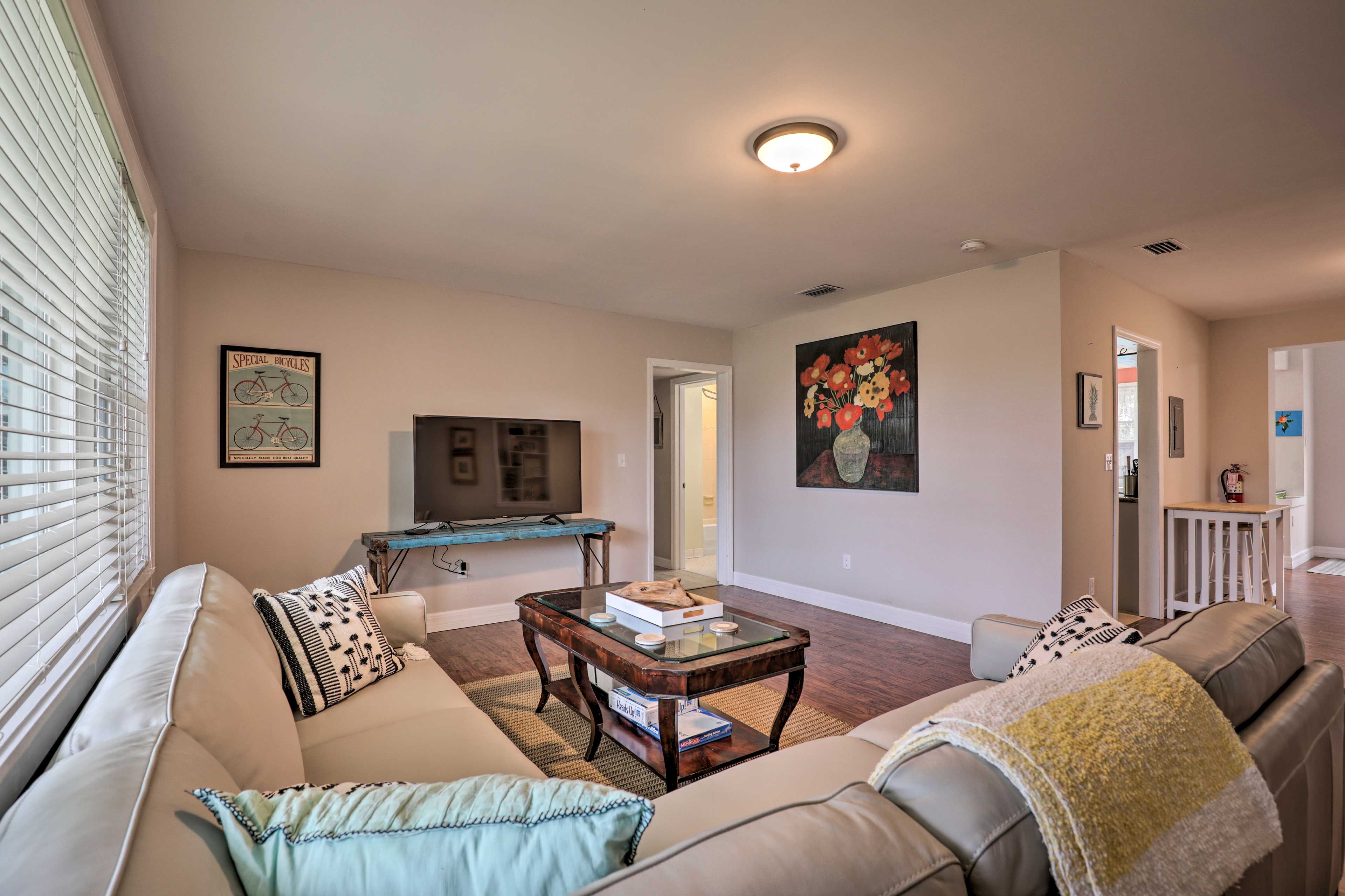 Living Room | Smart TV w/ Cable | Central A/C