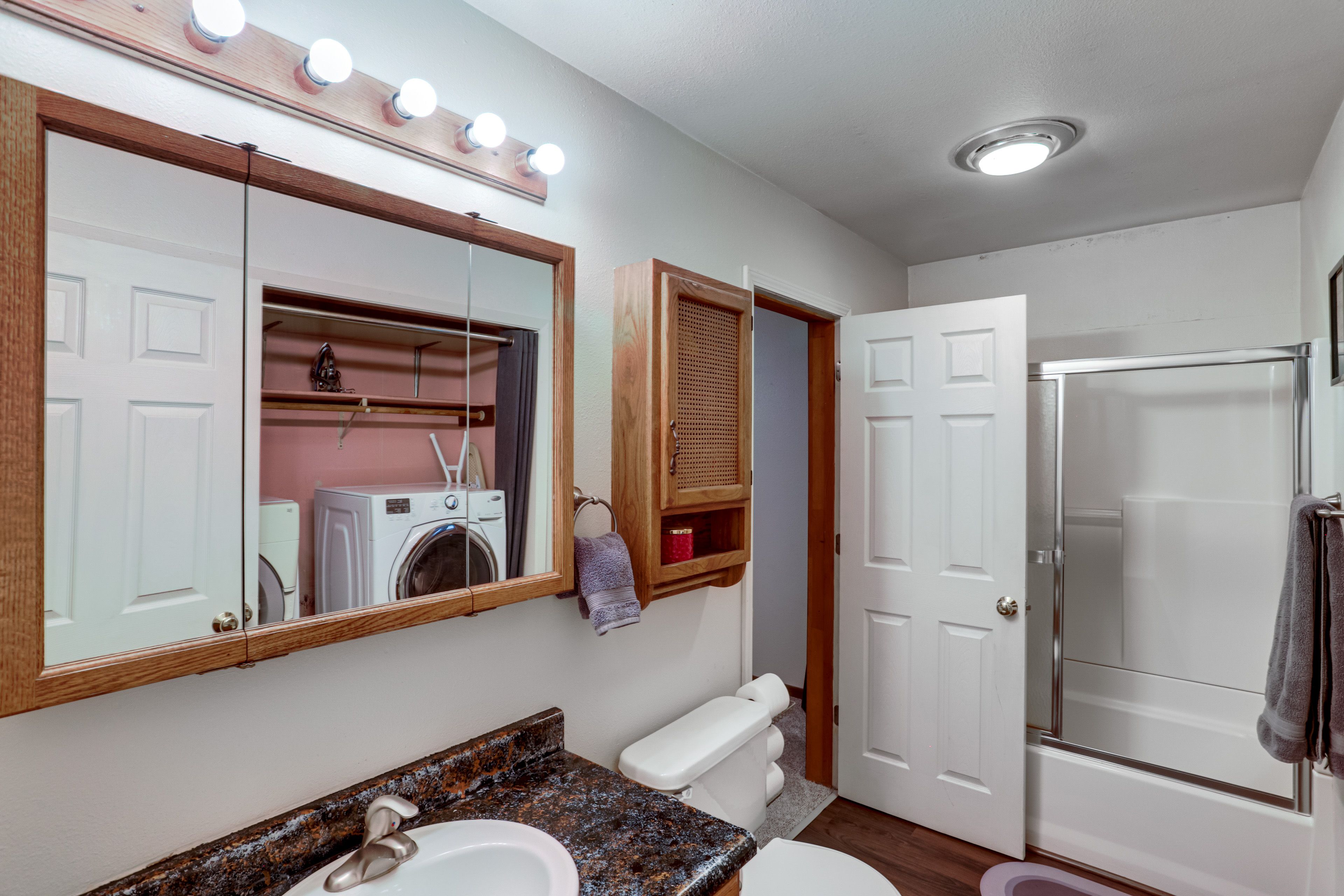 Full Bathroom | Towels Provided | Complimentary Toiletries