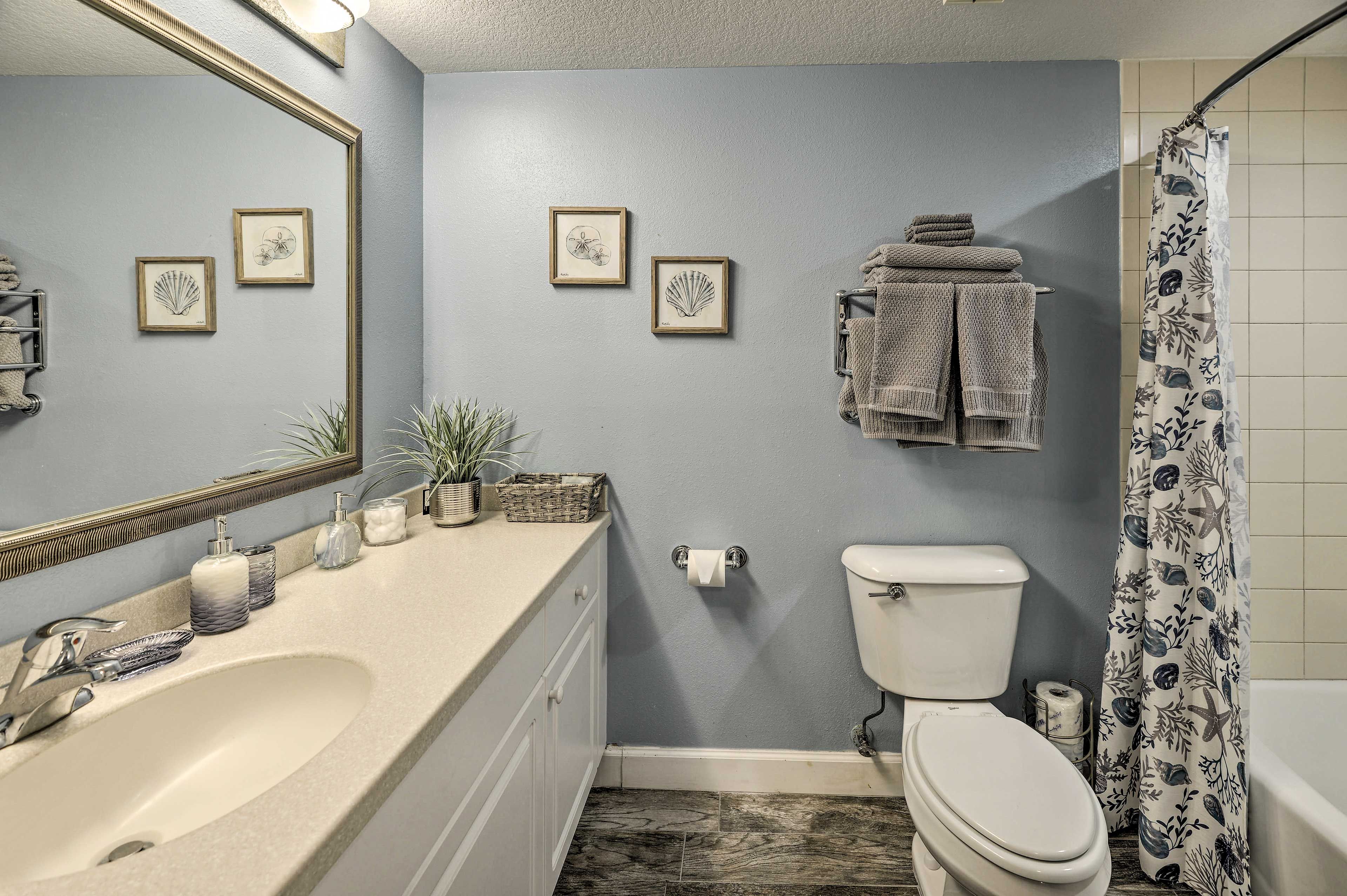 Full Bathroom | Complimentary Toiletries