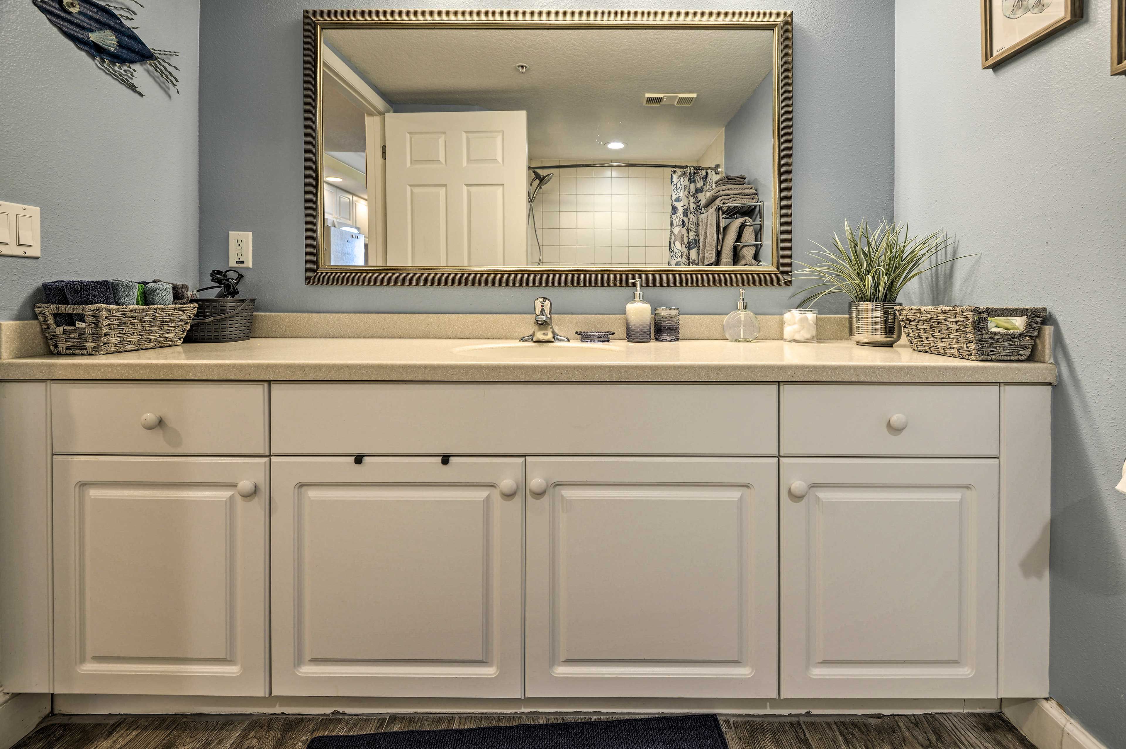 Full Bathroom | Towels Provided