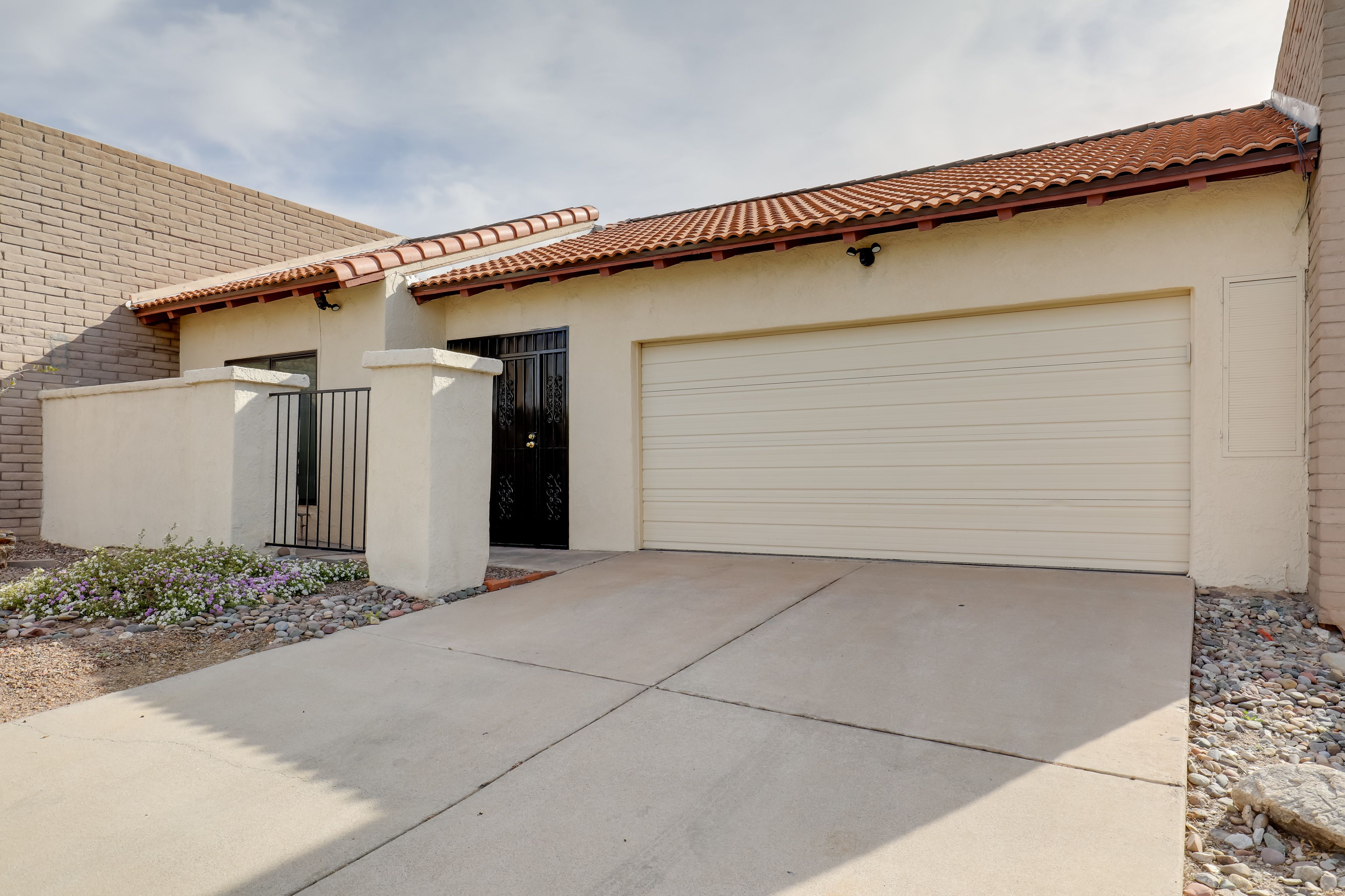 Parking | Garage (2 Vehicles) | Driveway (2 Vehicles)