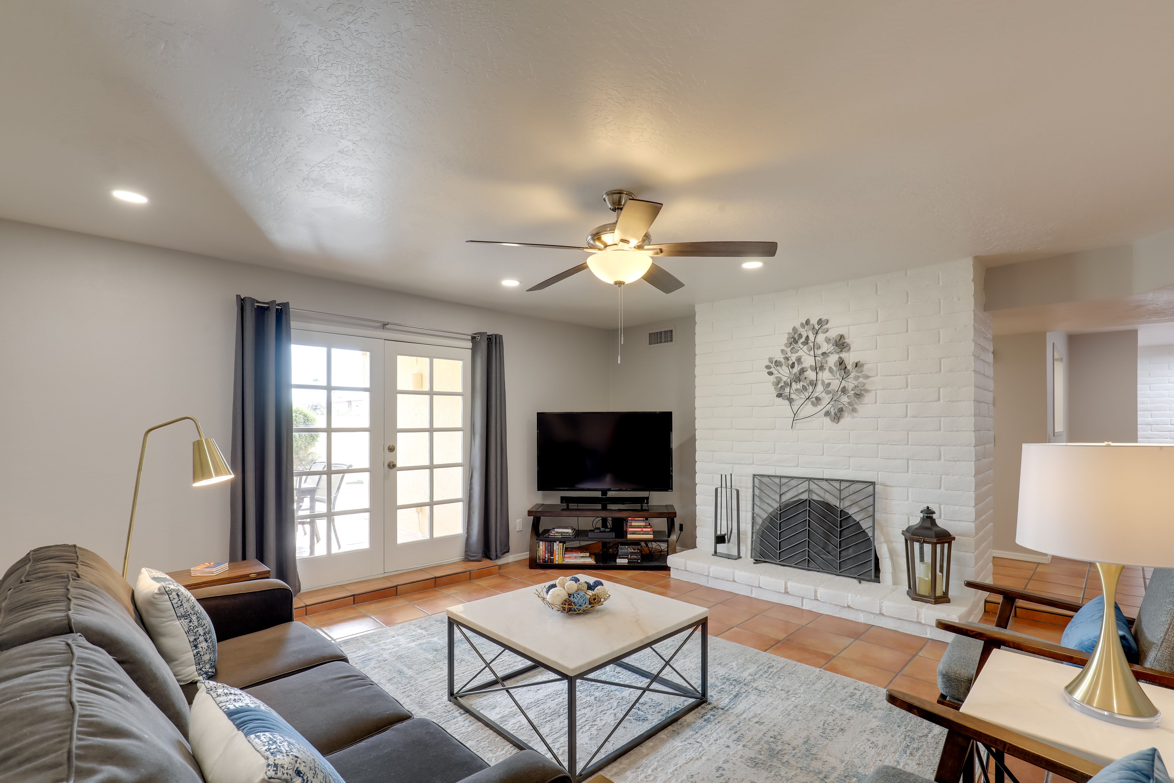 Living Room | Smart TV | Free WiFi | A/C