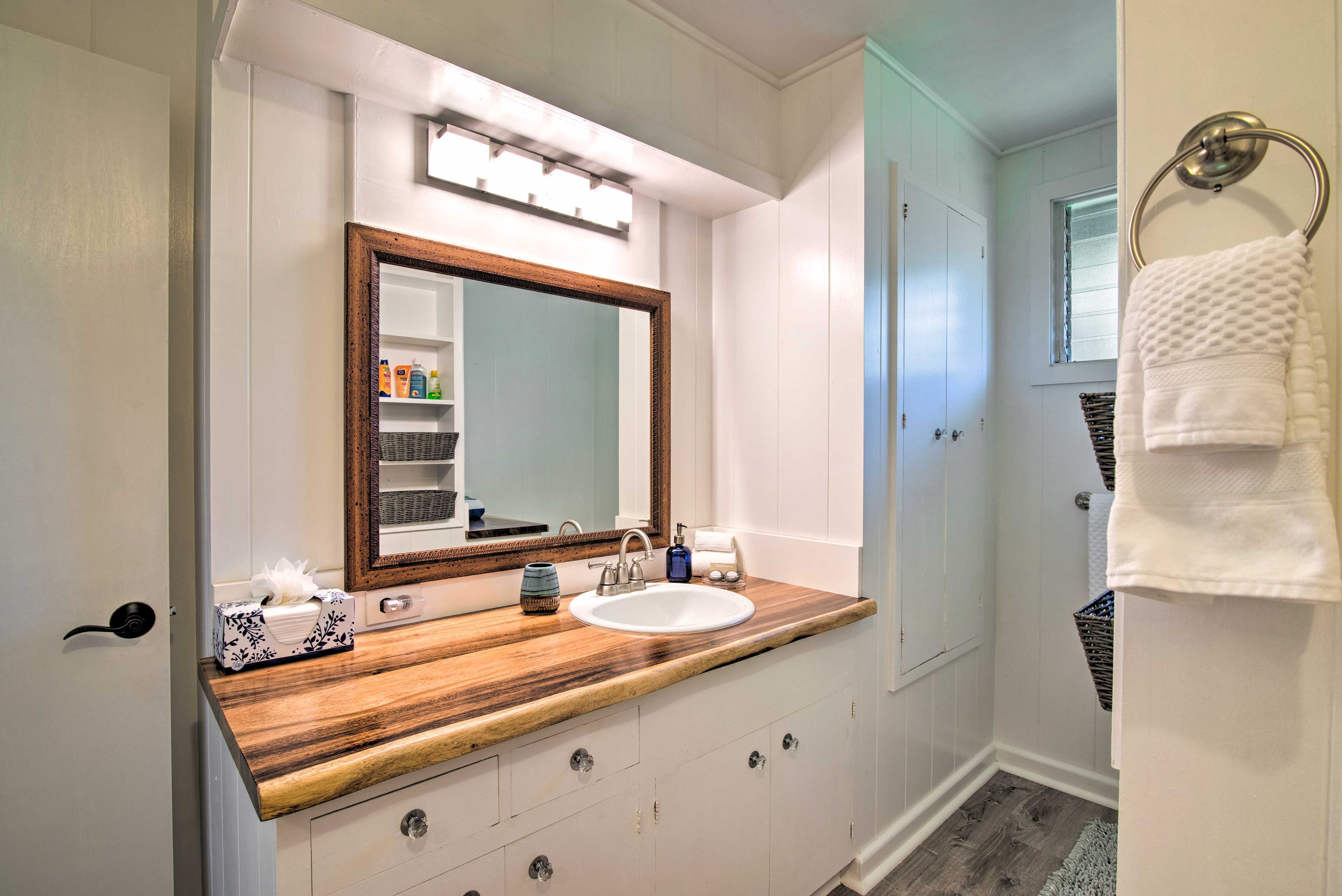 Full Bathroom | Complimentary Toiletries | Towels Provided
