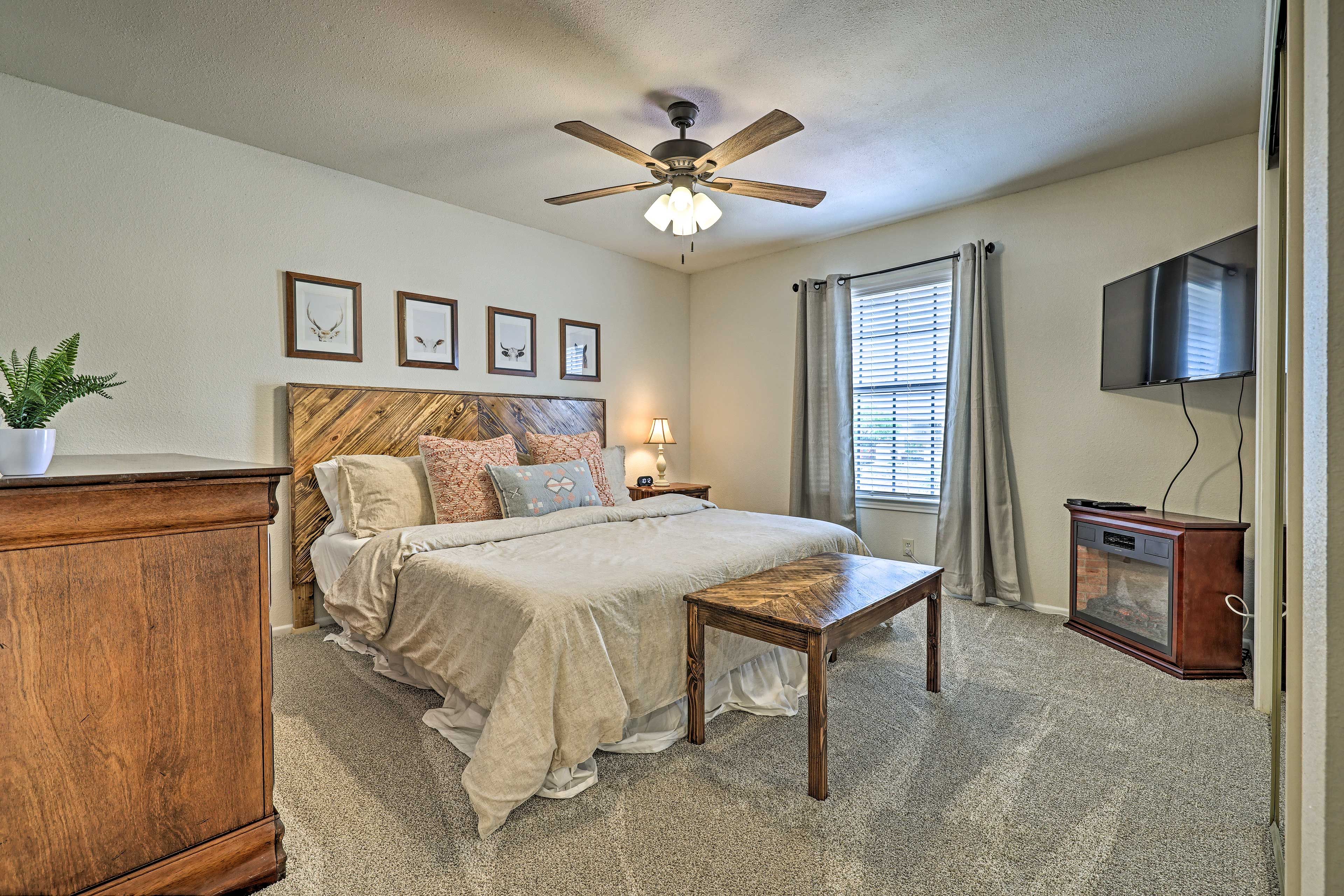 Bedroom 1 | King Bed | Smart TV | 2nd Floor