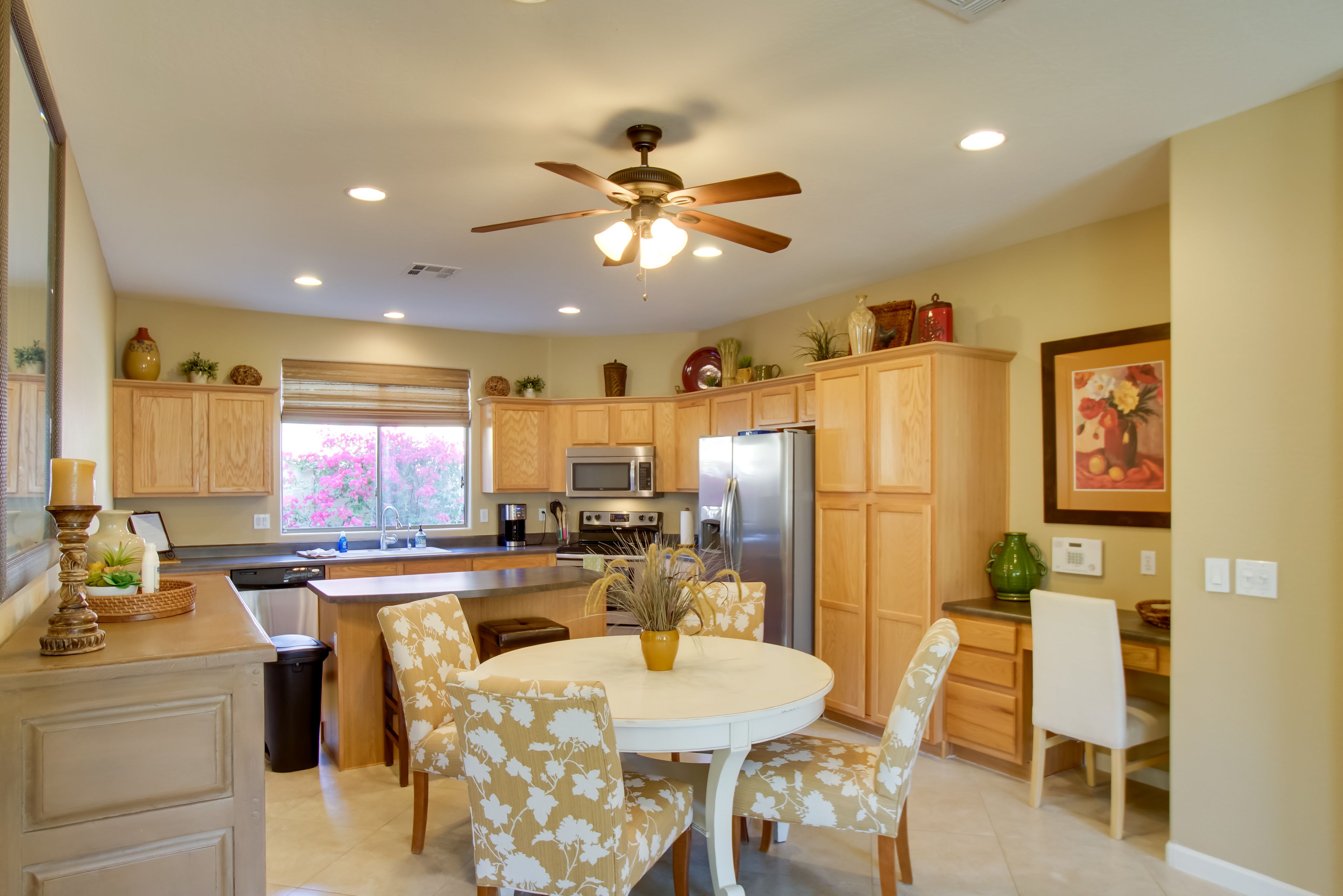 Dining Area | Dishes & Flatware Provided