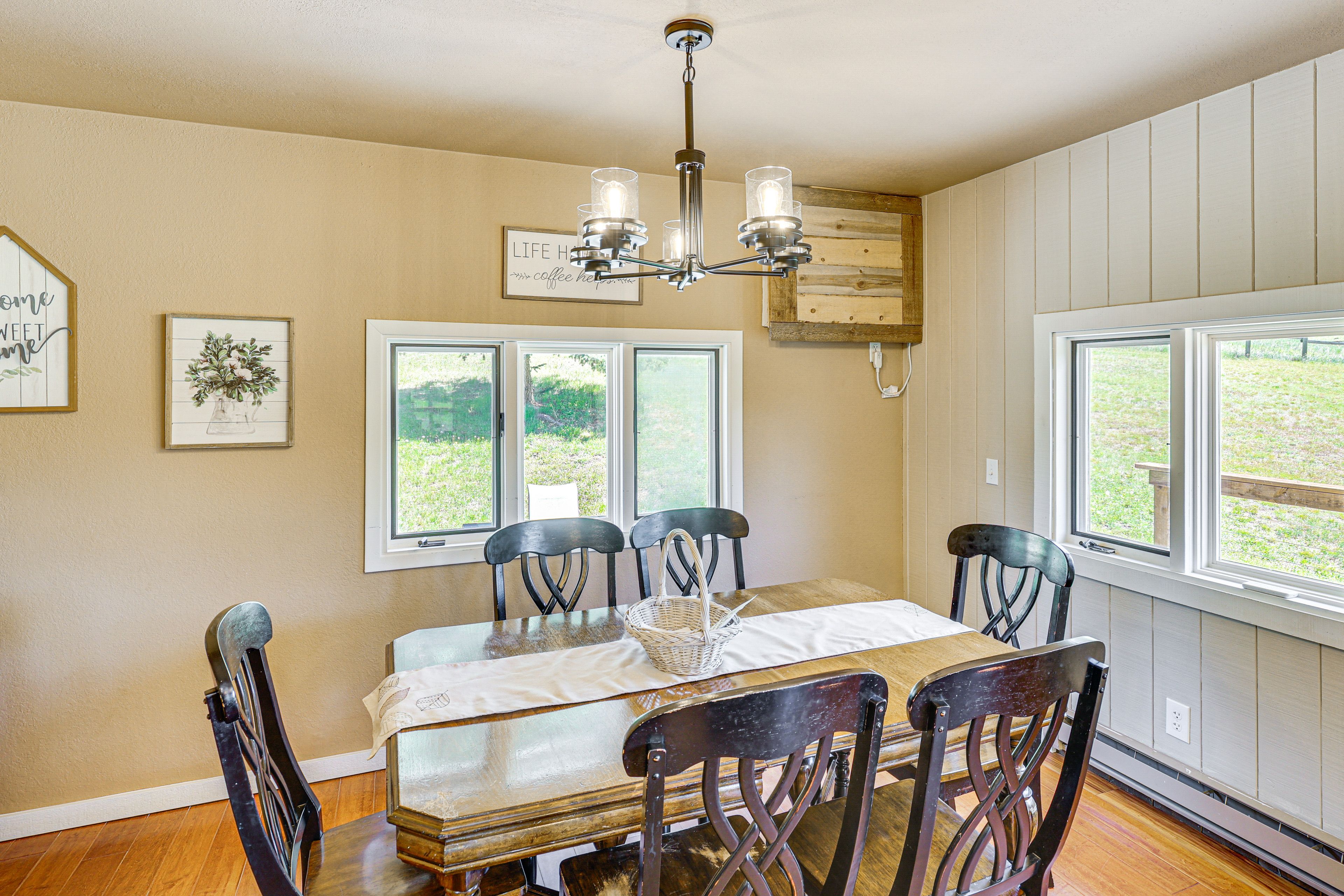 Dining Area | Dishware & Flatware Provided