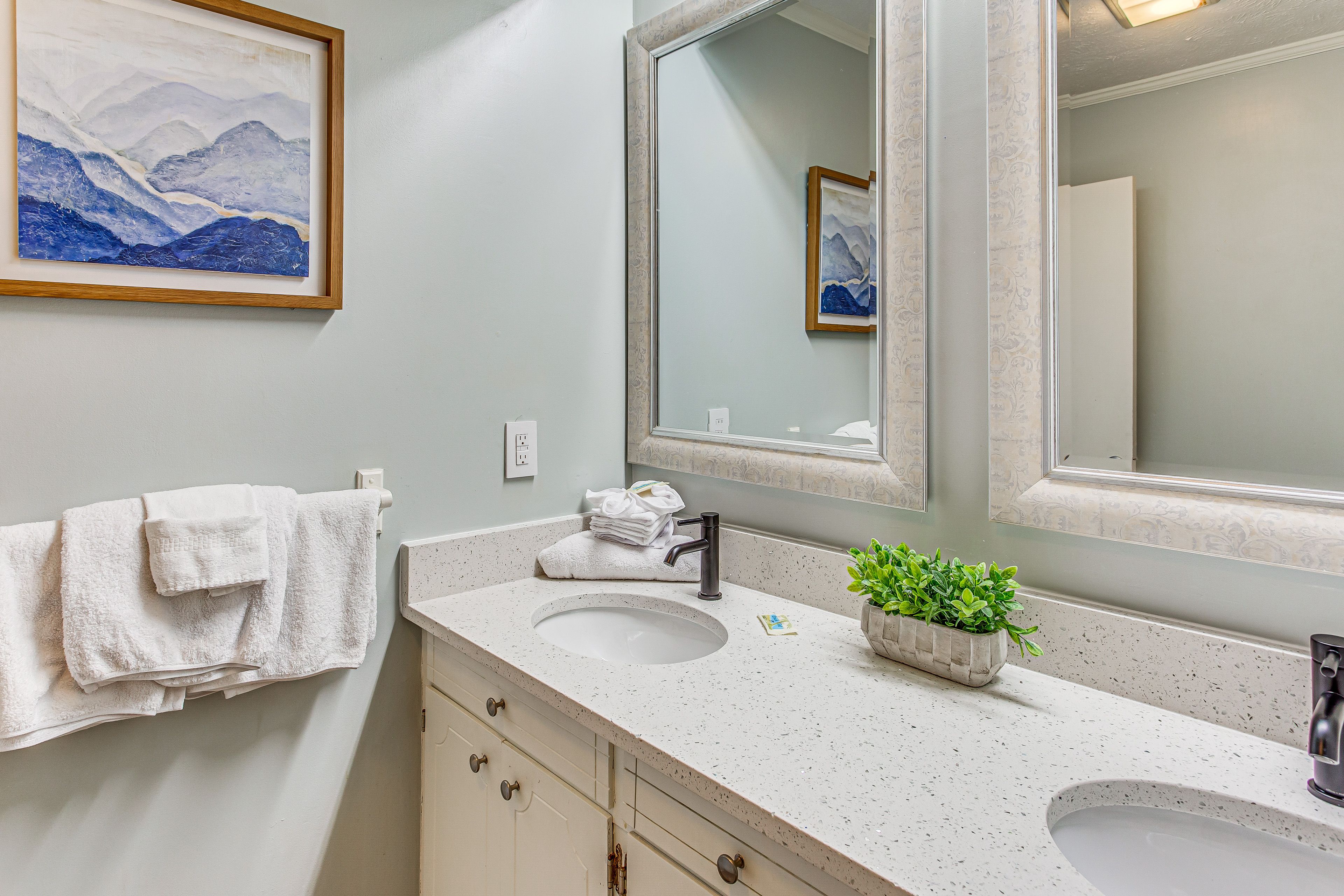 Full Bathroom | Shower/Tub Combo
